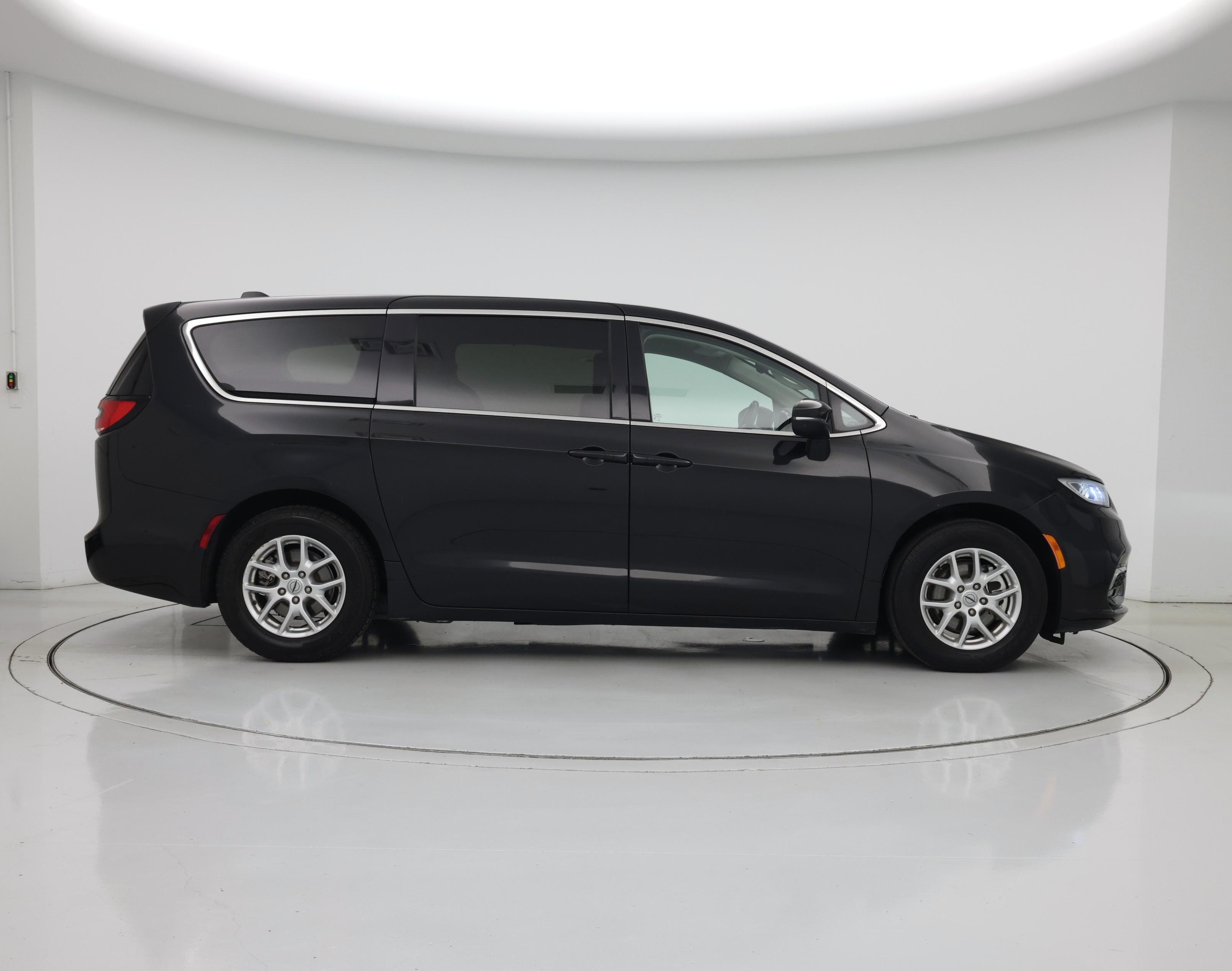 Thumbnail: 2023 Chrysler Pacifica - 7