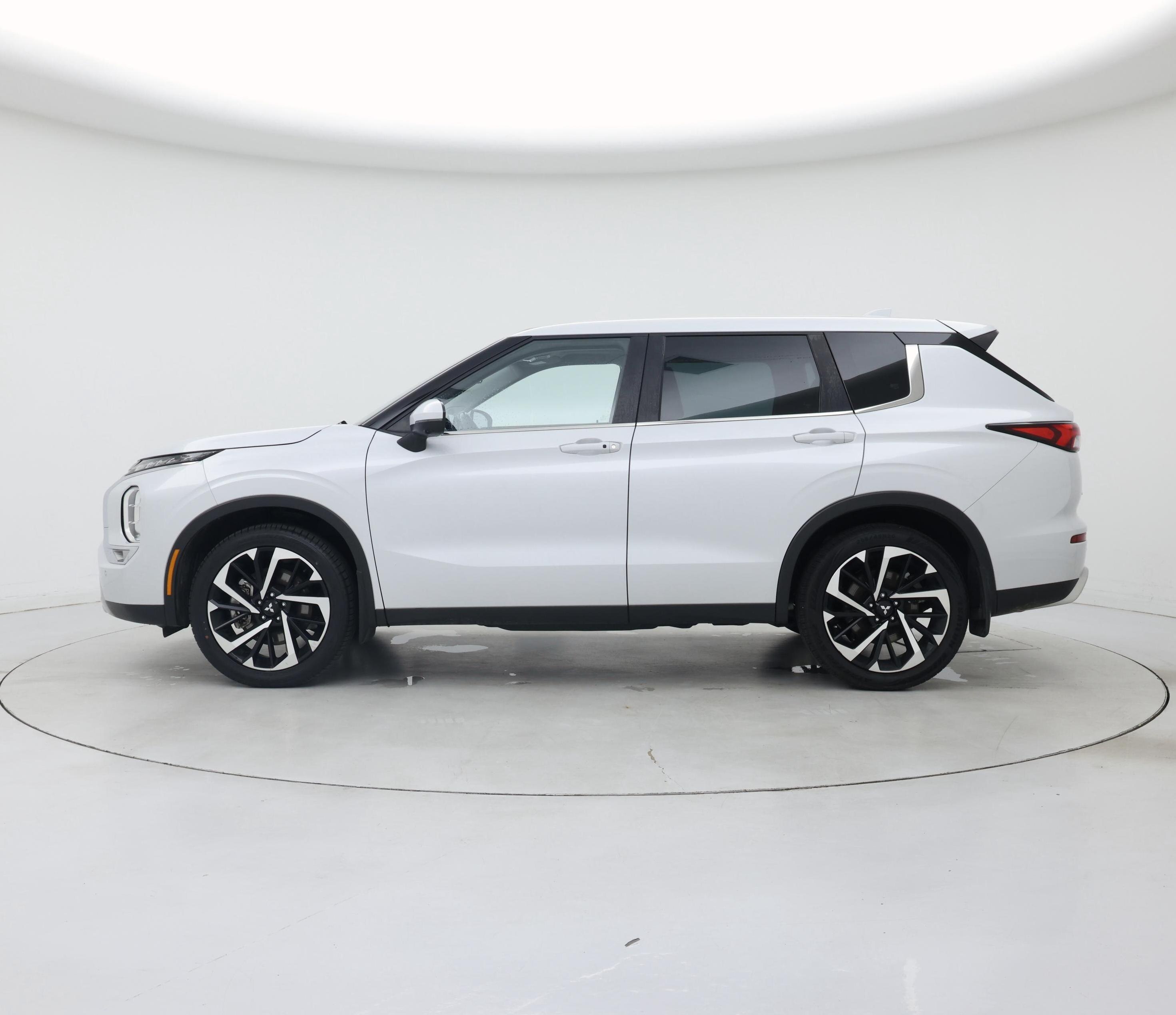 Thumbnail: 2023 Mitsubishi Outlander - 3