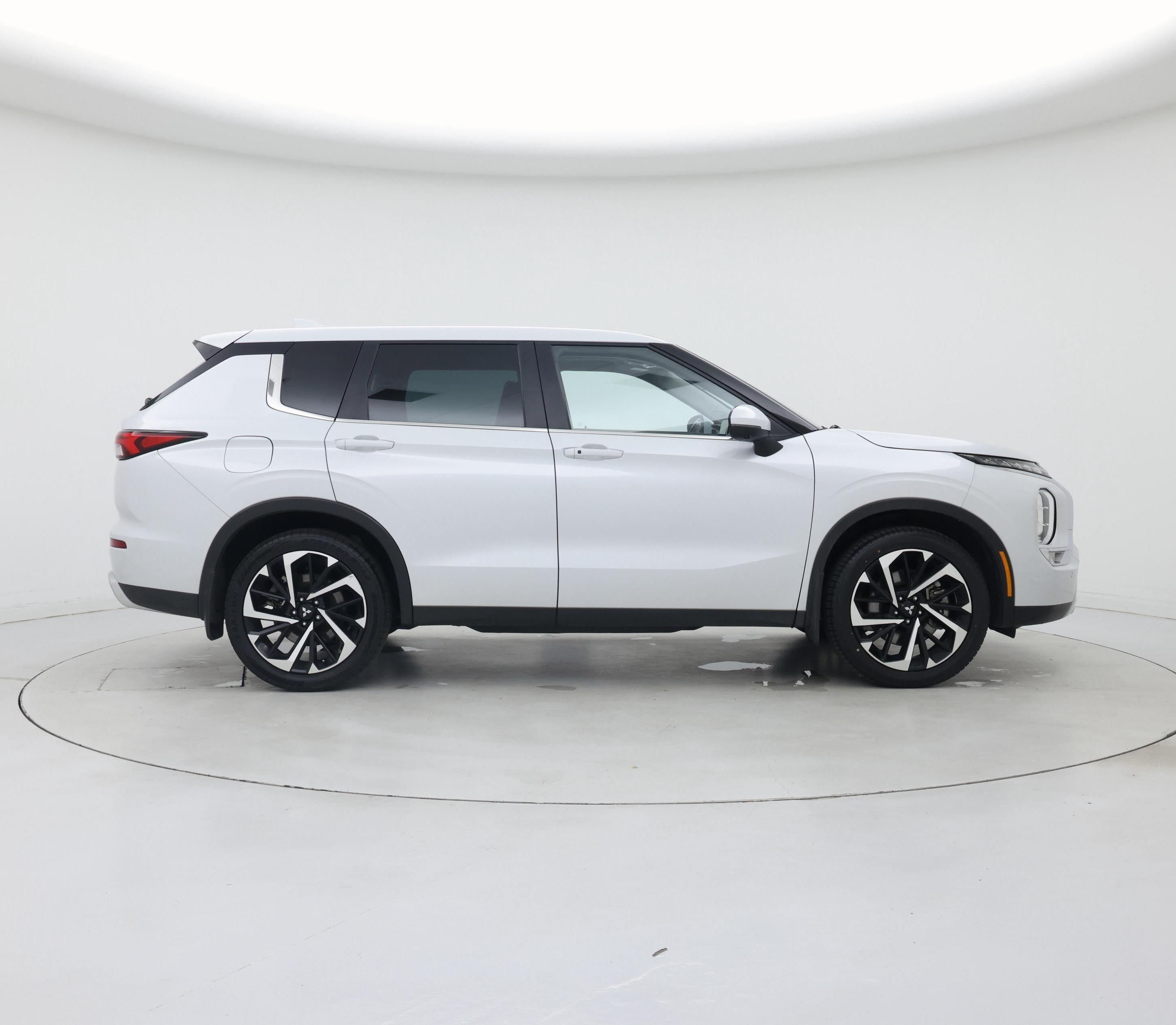 Thumbnail: 2023 Mitsubishi Outlander - 7