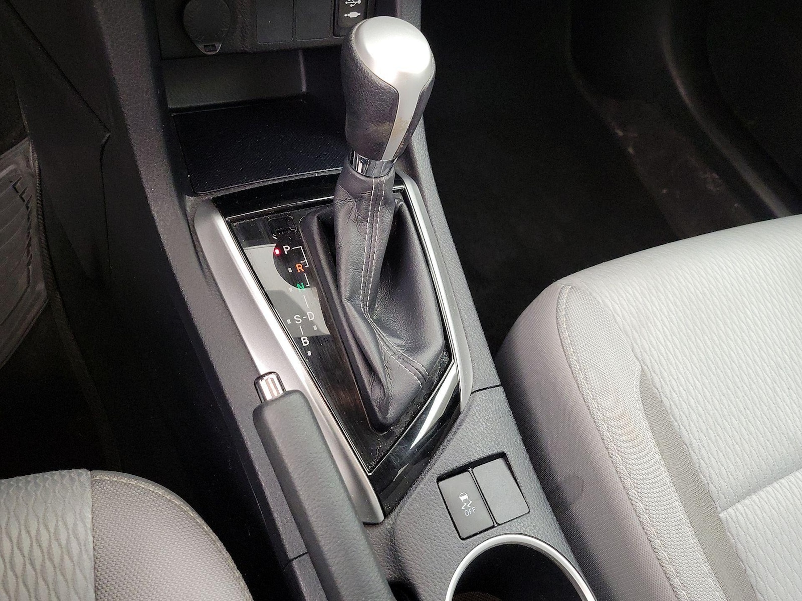 2017 Toyota Corolla LE - Photo 18