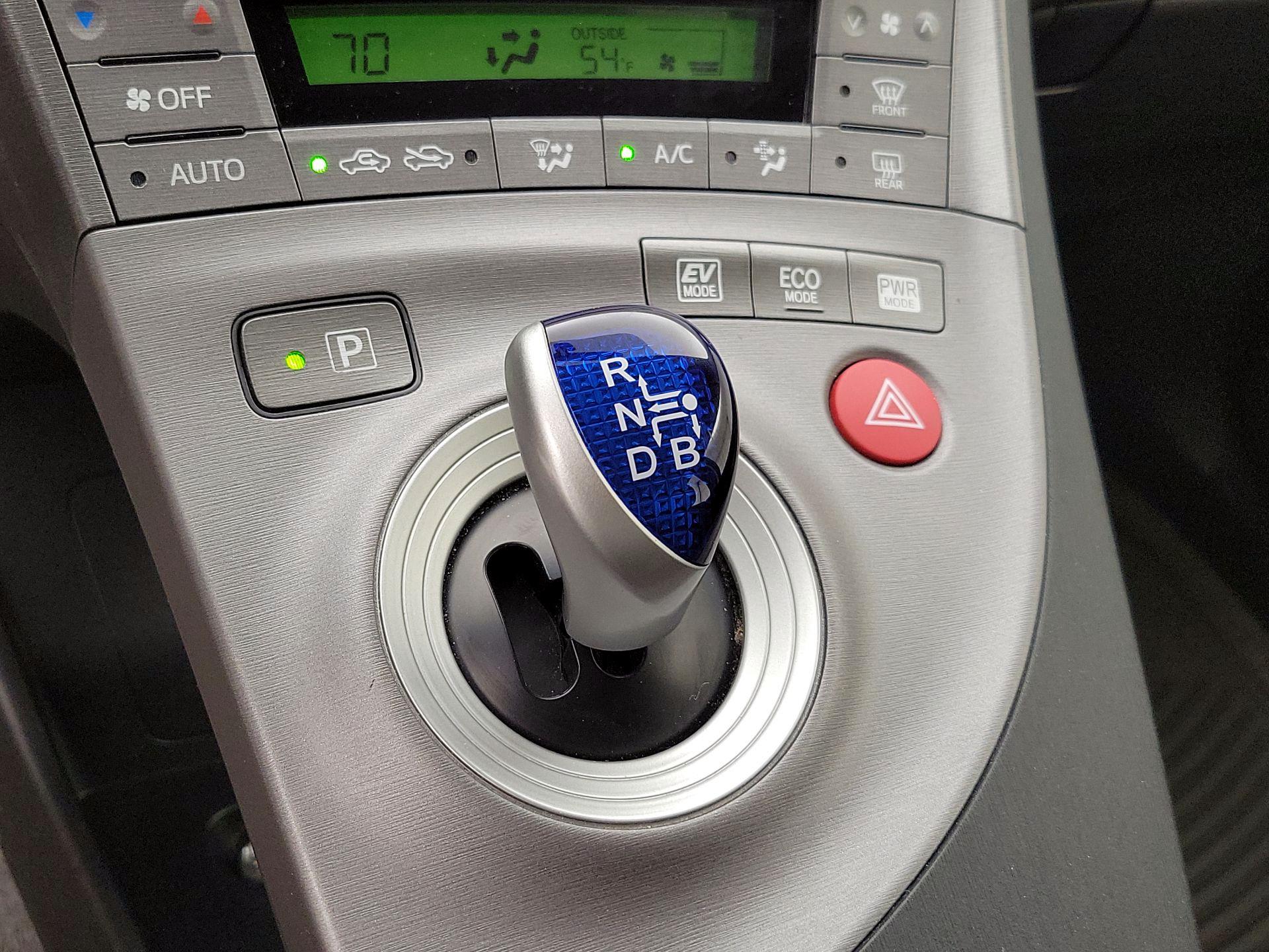 Thumbnail: 2015 Toyota Prius - 17