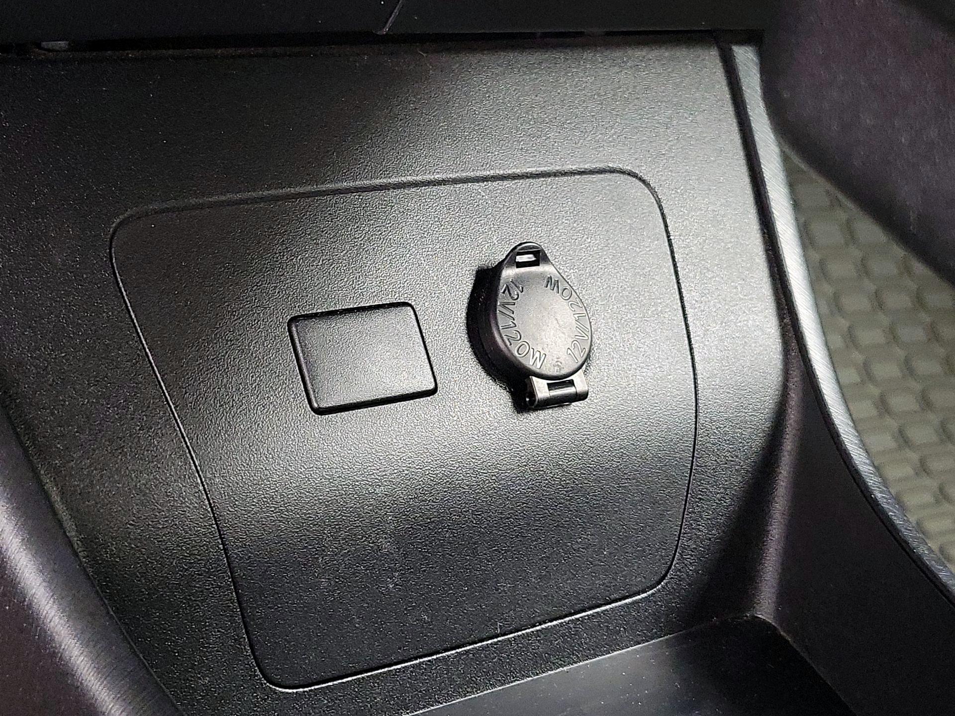 Thumbnail: 2015 Toyota Prius - 18