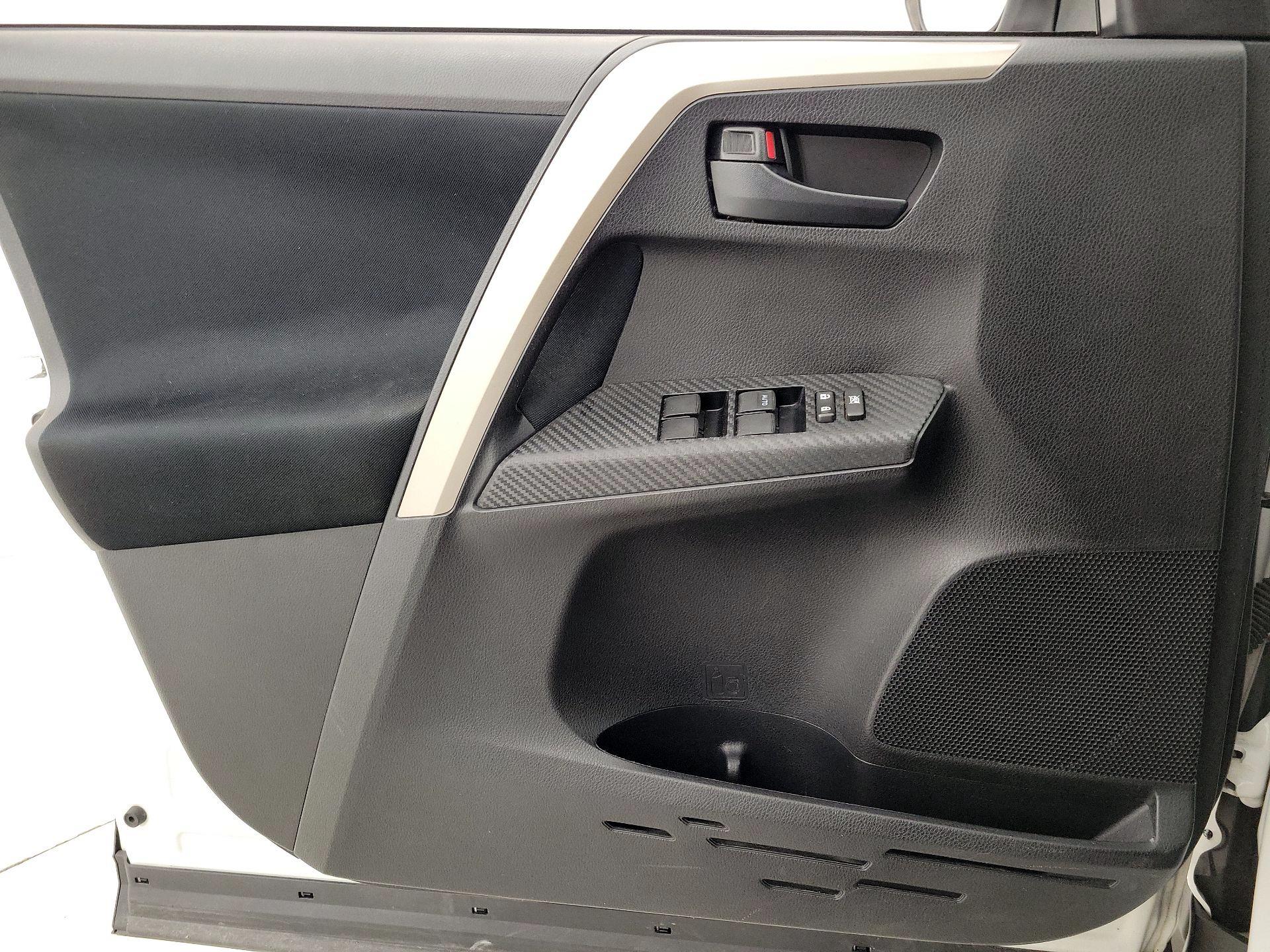 Thumbnail: 2015 Toyota RAV4 - 12