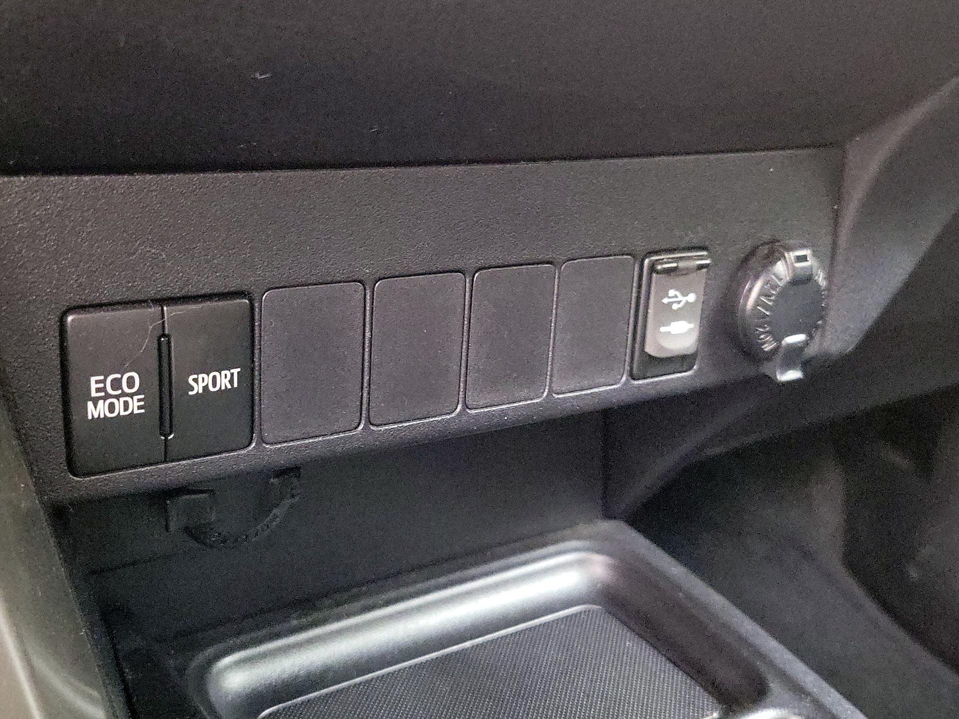 Thumbnail: 2015 Toyota RAV4 - 18