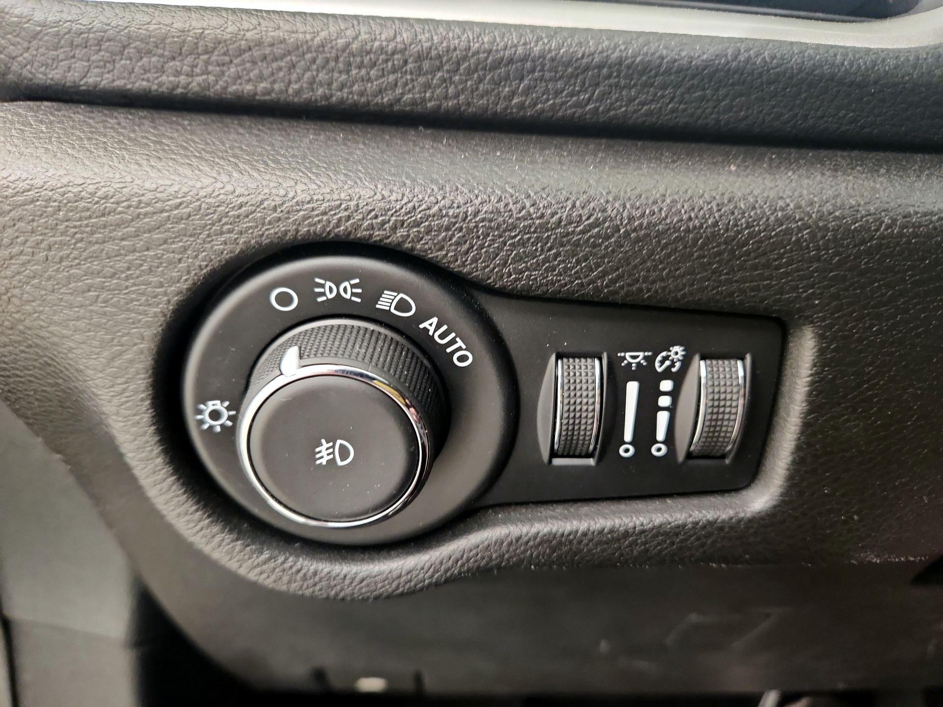 Thumbnail: 2021 Chrysler Pacifica - 13