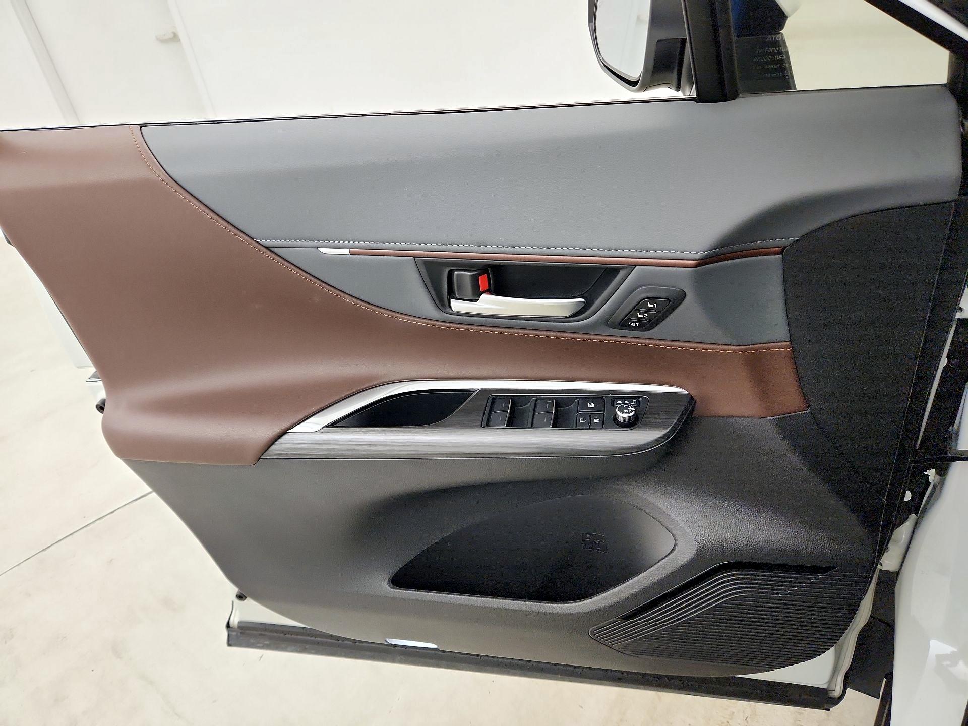 Thumbnail: 2021 Toyota Venza - 12