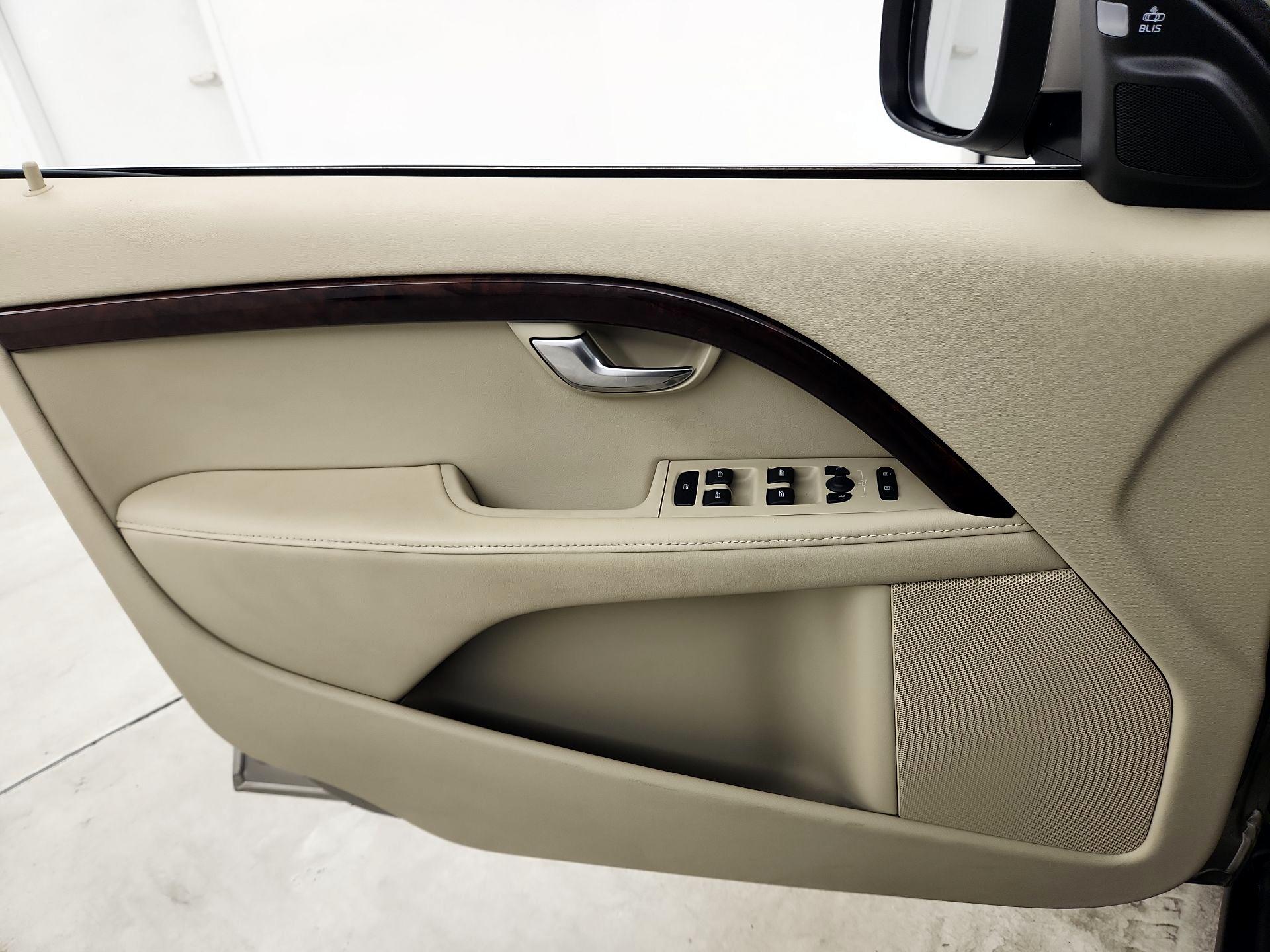 Thumbnail: 2015 Volvo XC70 - 12