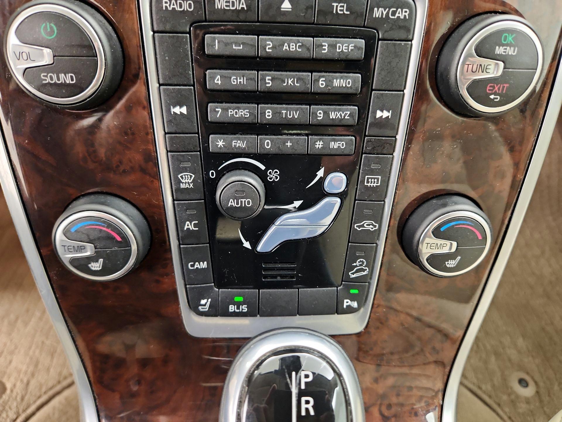 Thumbnail: 2015 Volvo XC70 - 16