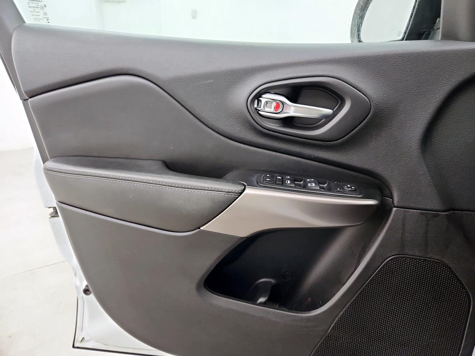 Thumbnail: 2020 Jeep Cherokee - 12