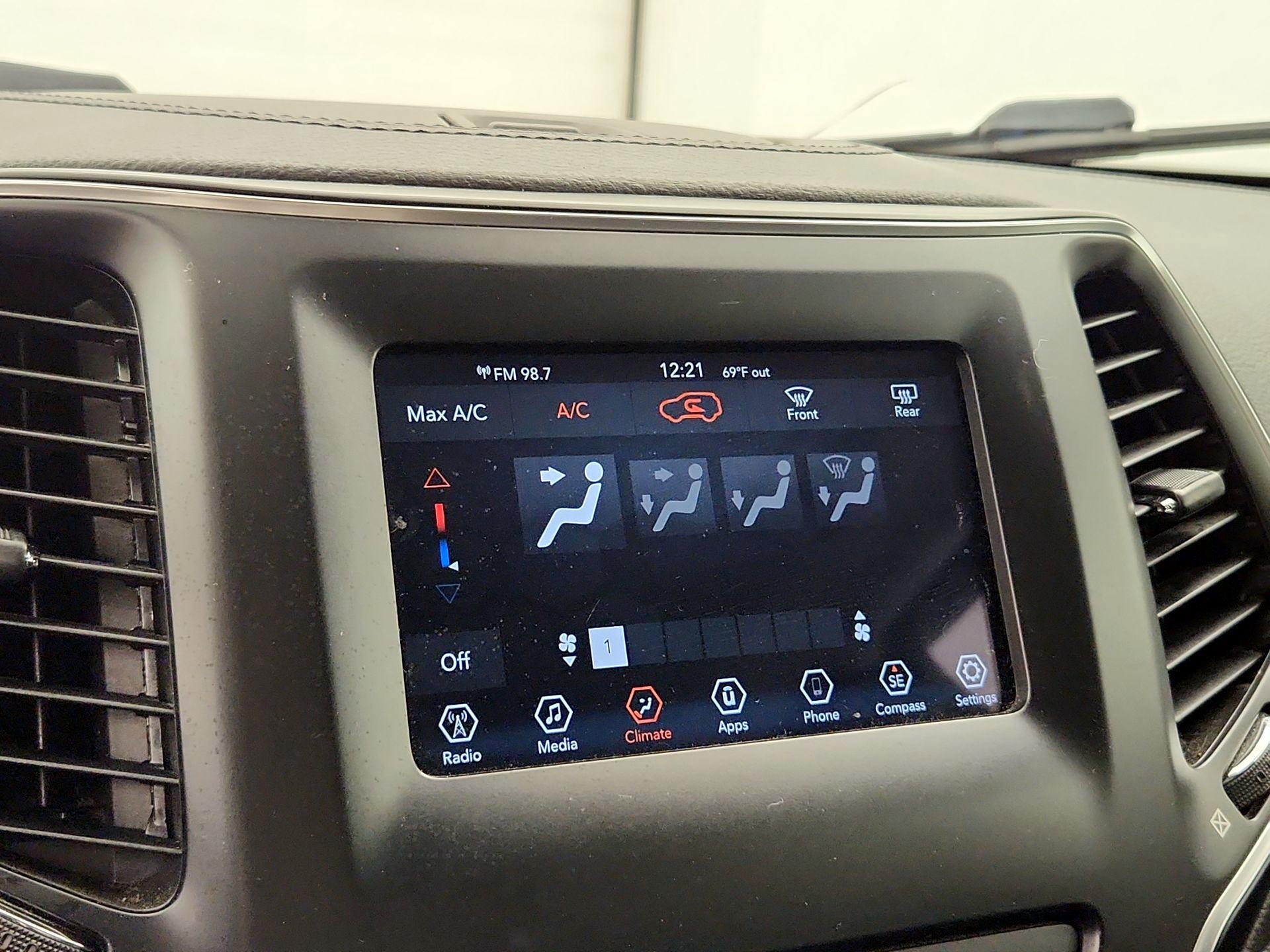 Thumbnail: 2020 Jeep Cherokee - 16