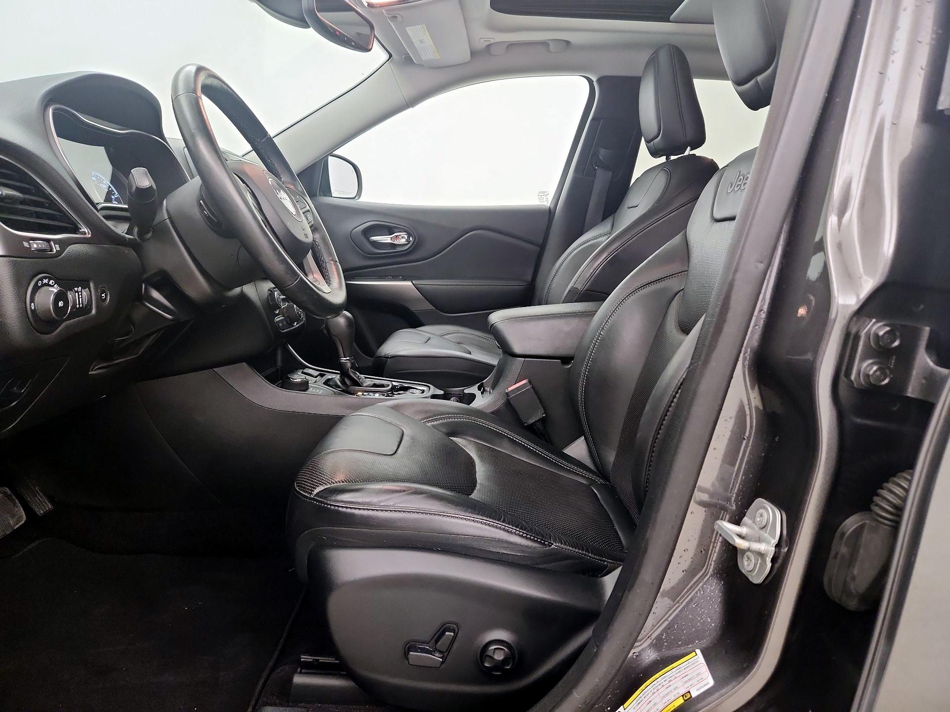 Thumbnail: 2019 Jeep Cherokee - 11