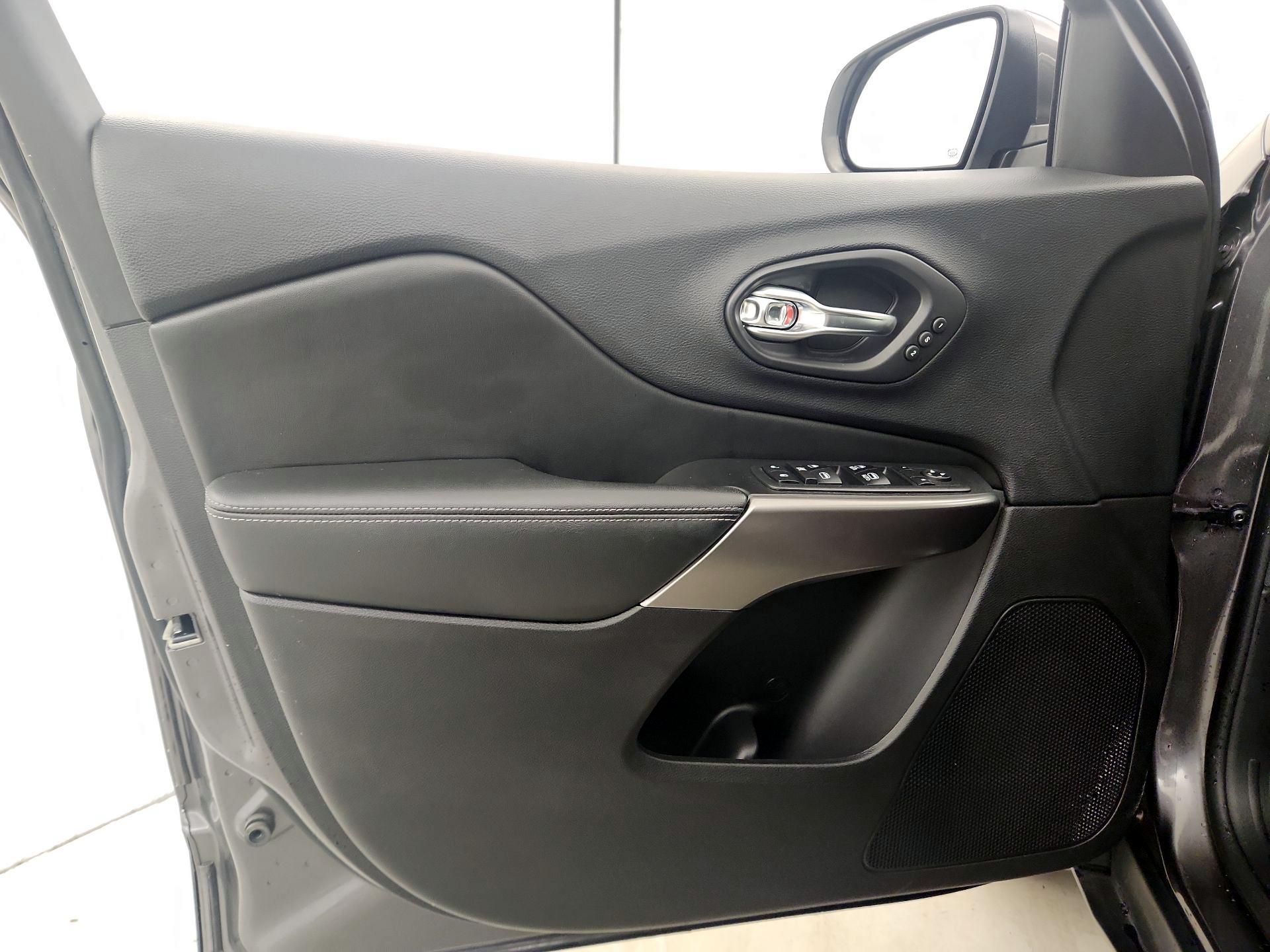 Thumbnail: 2019 Jeep Cherokee - 12