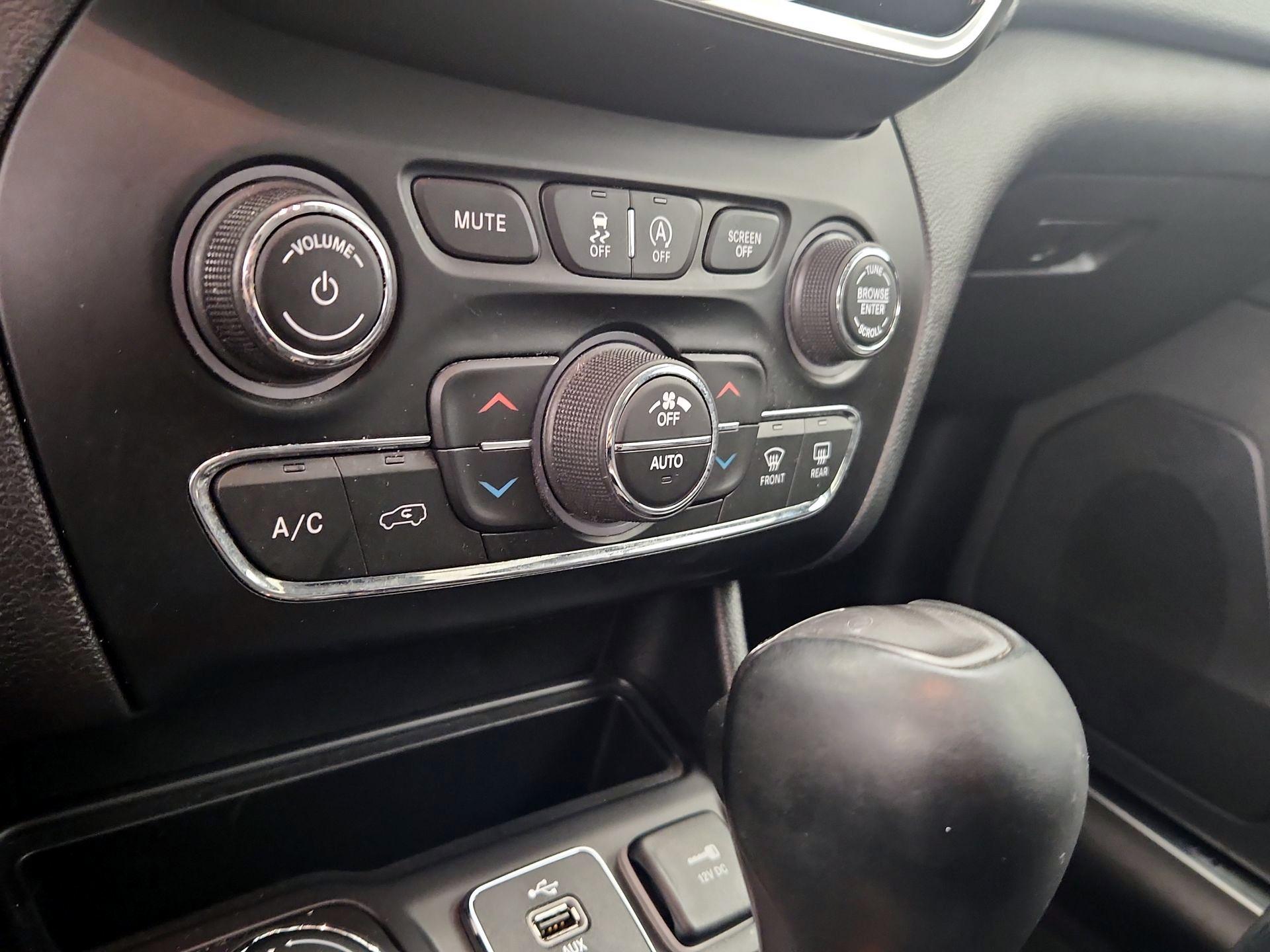 Thumbnail: 2019 Jeep Cherokee - 17