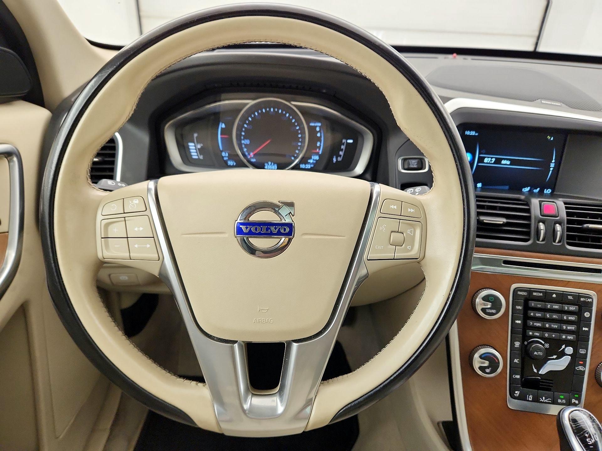 Thumbnail: 2016 Volvo XC60 - 10