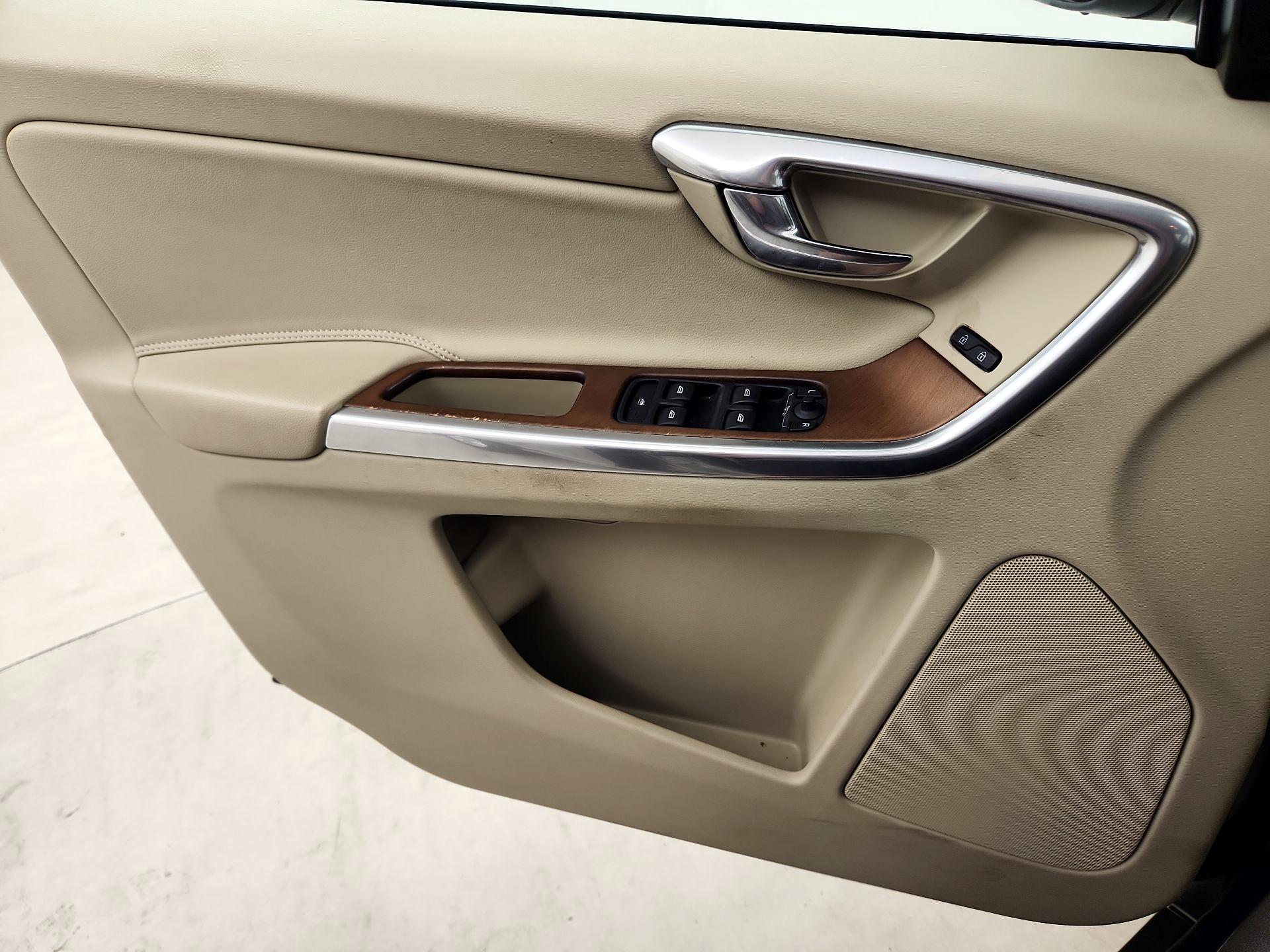 Thumbnail: 2016 Volvo XC60 - 12