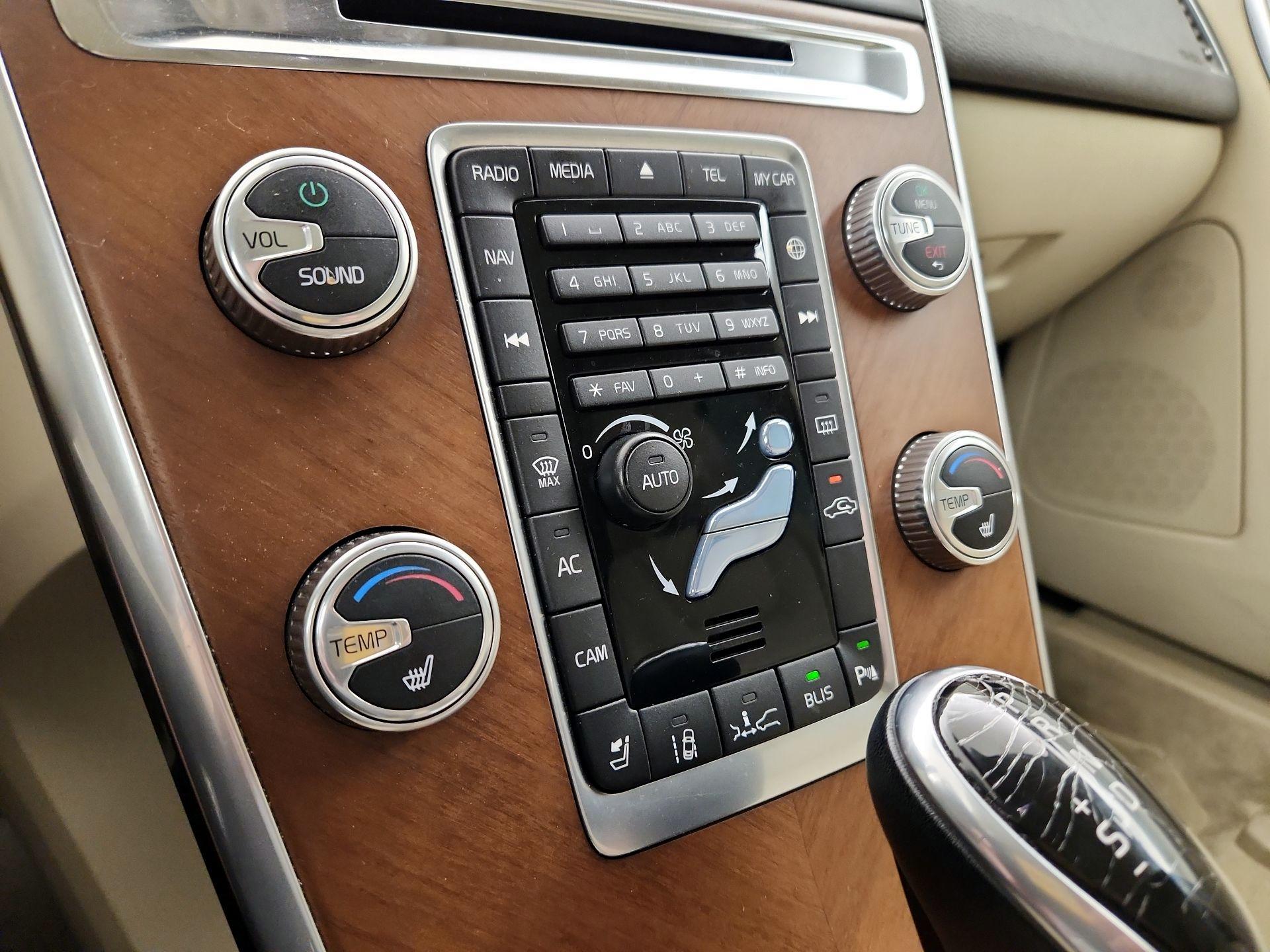 Thumbnail: 2016 Volvo XC60 - 16
