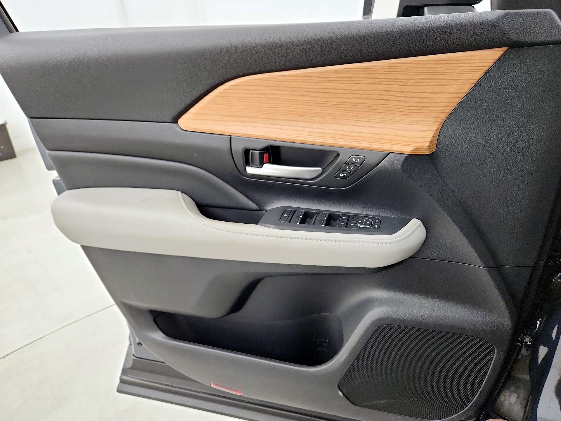 Thumbnail: 2026 Toyota Highlander - 12