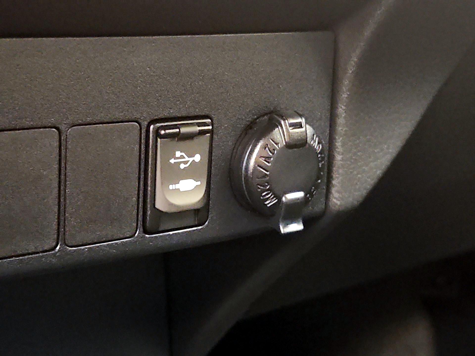 Thumbnail: 2015 Toyota RAV4 - 18