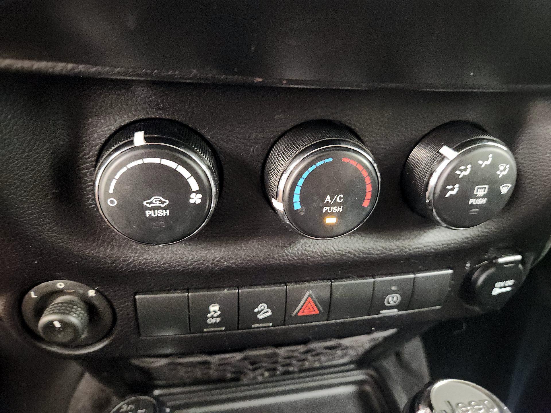 Thumbnail: 2015 Jeep Wrangler - 15