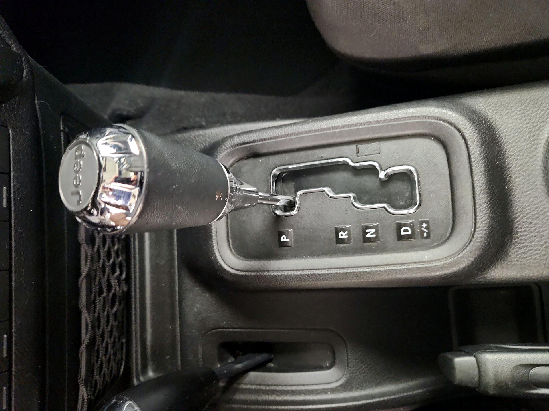 Thumbnail: 2015 Jeep Wrangler - 16