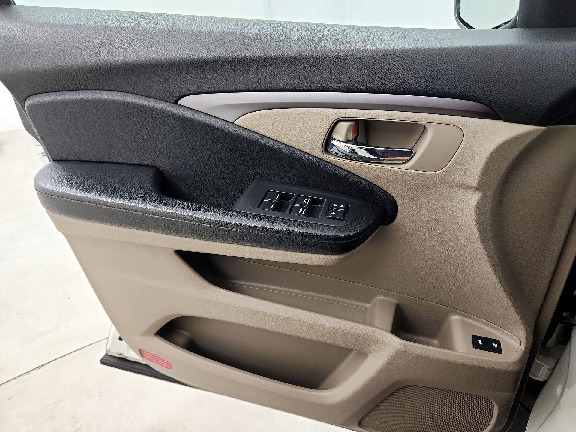 Thumbnail: 2016 Honda Pilot - 10