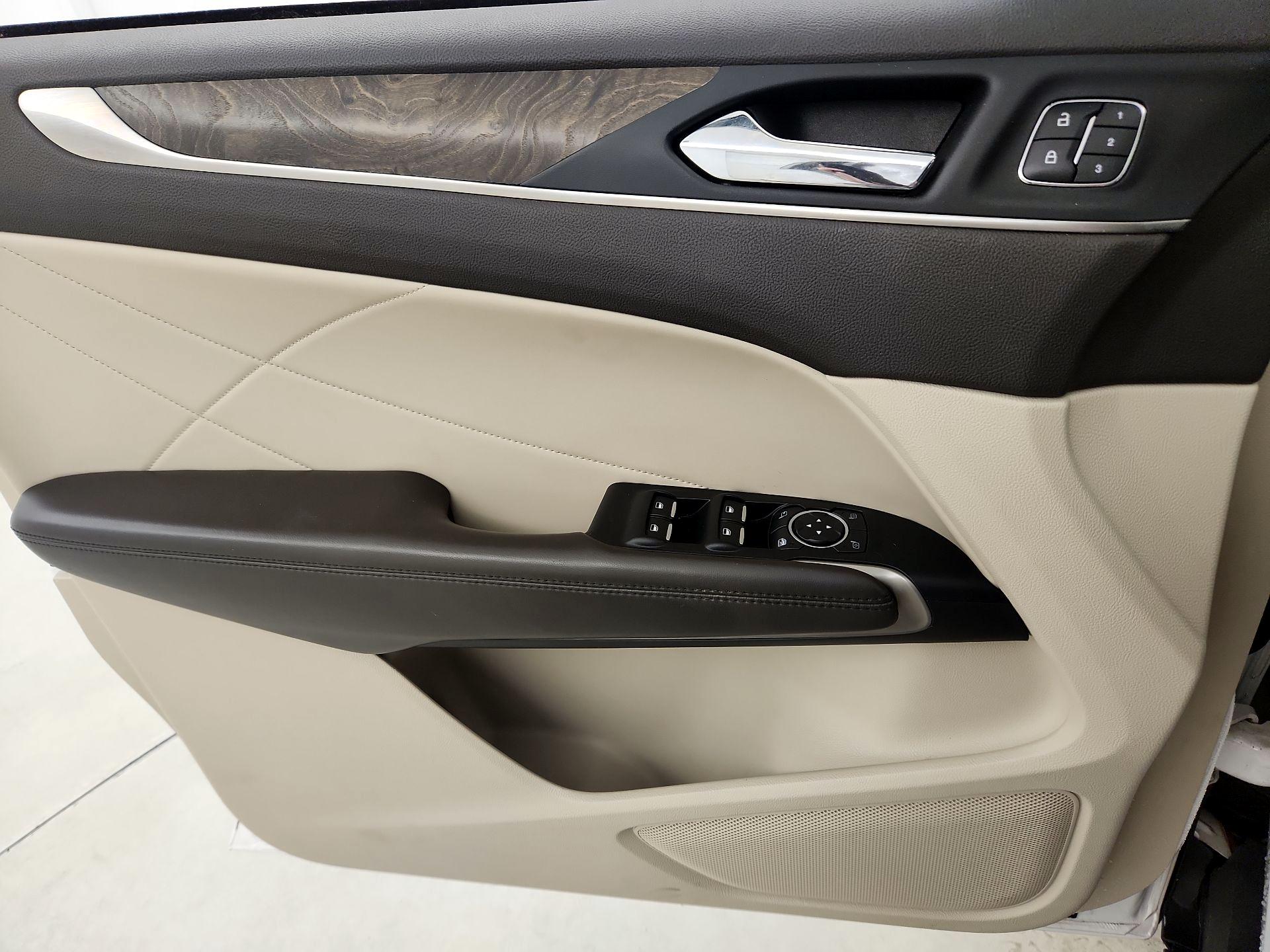 Thumbnail: 2017 Lincoln MKC - 12