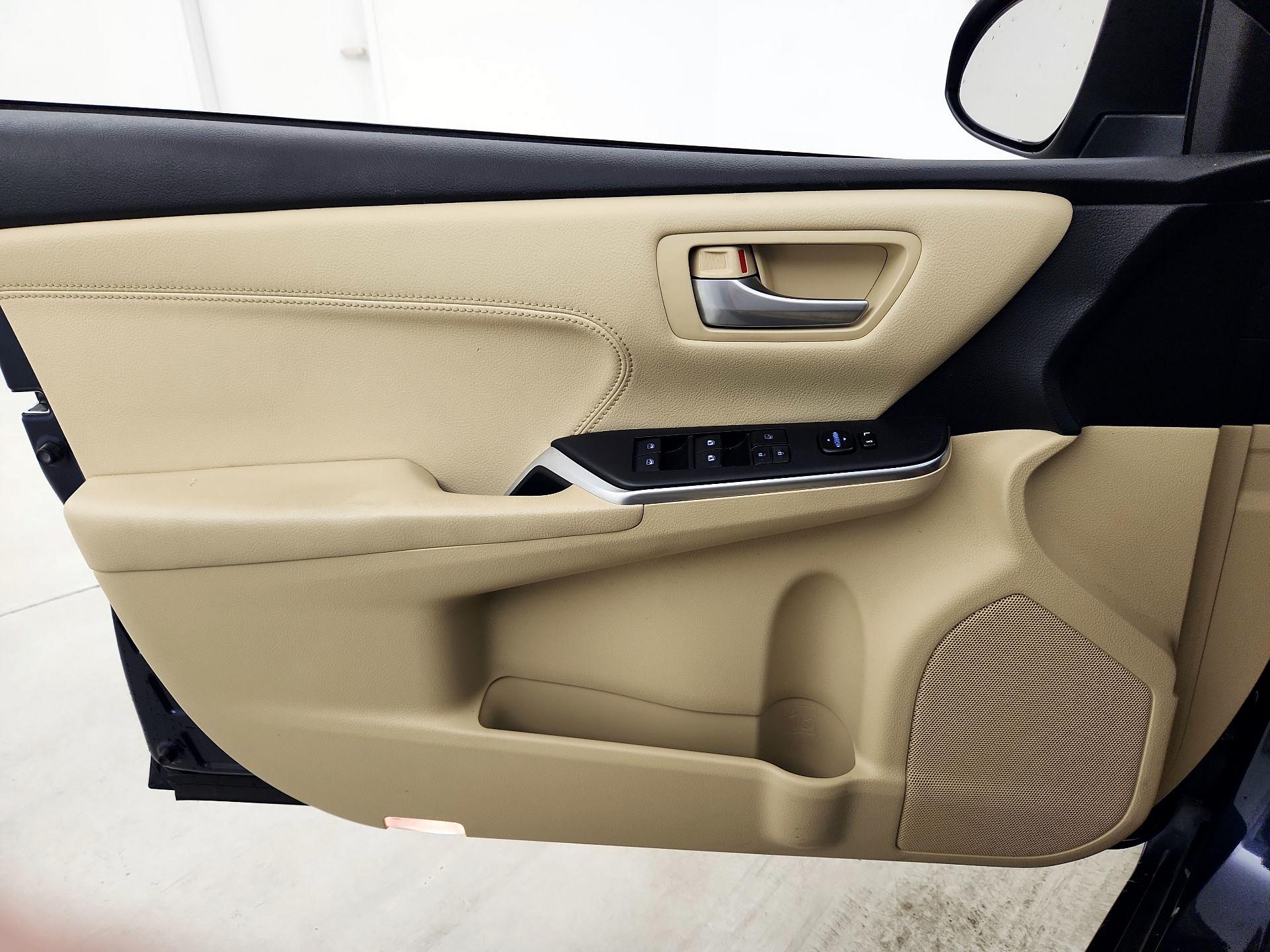 Thumbnail: 2015 Toyota Camry - 12