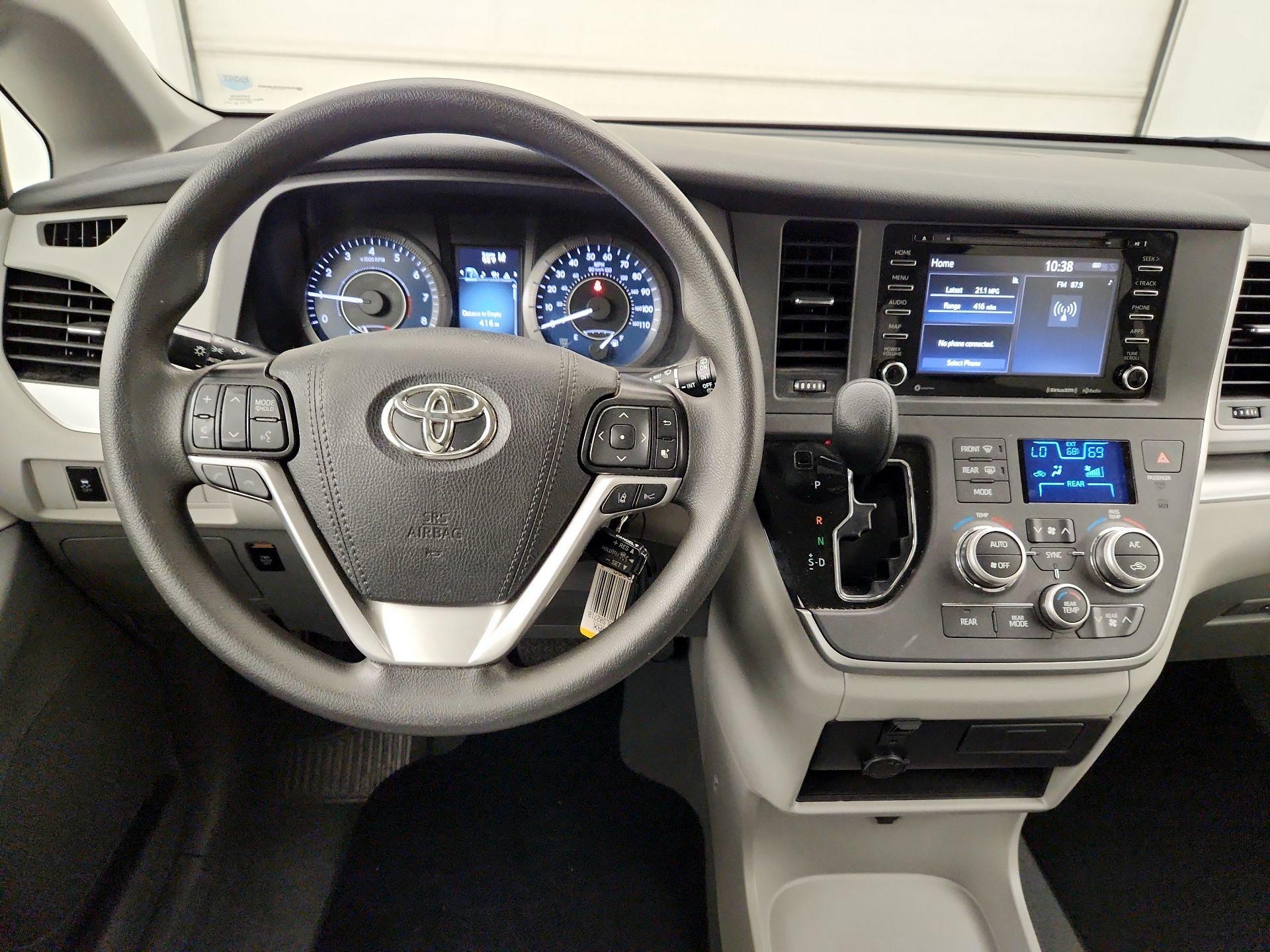 Thumbnail: 2020 Toyota Sienna - 10