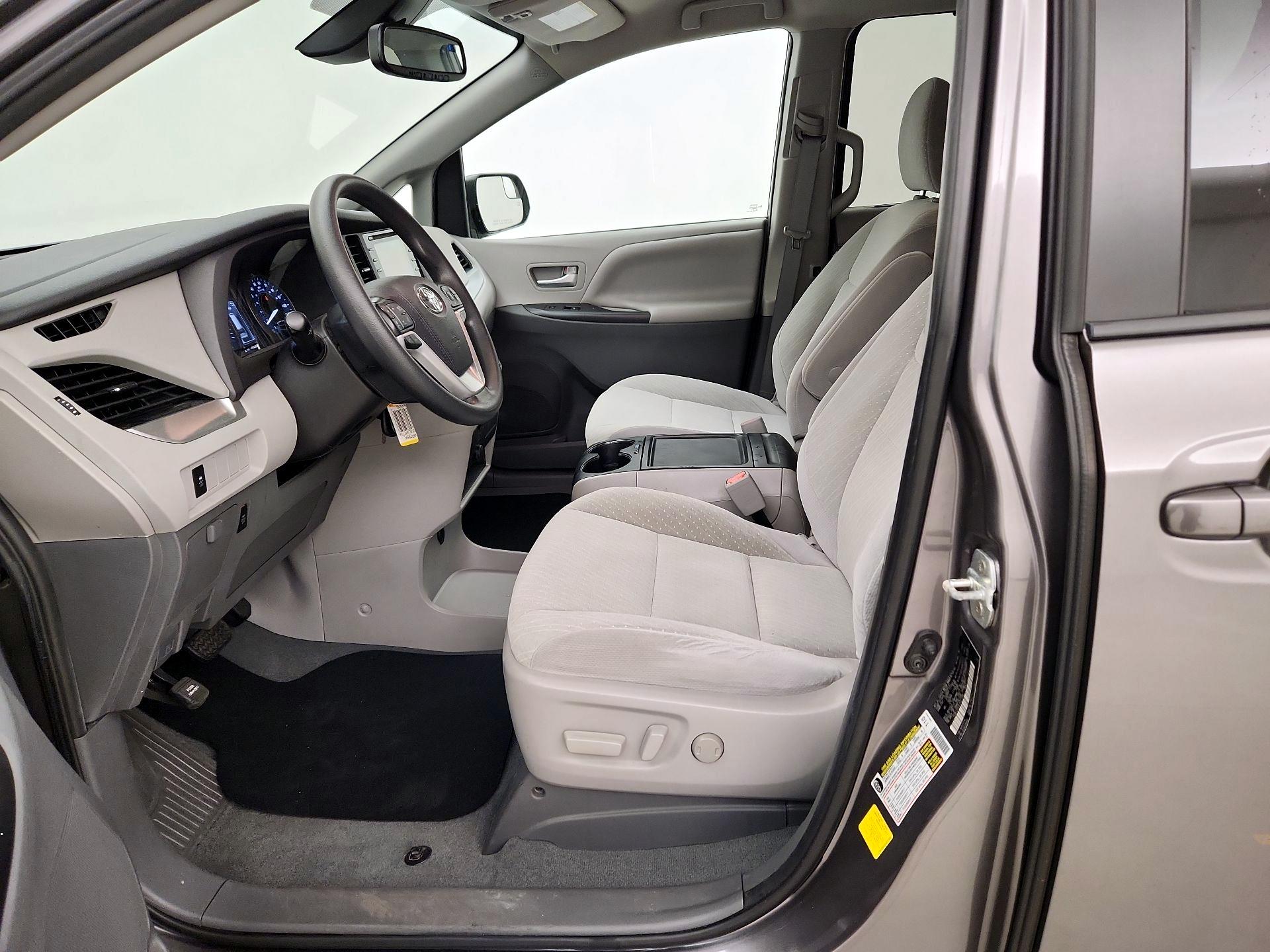 Thumbnail: 2020 Toyota Sienna - 11