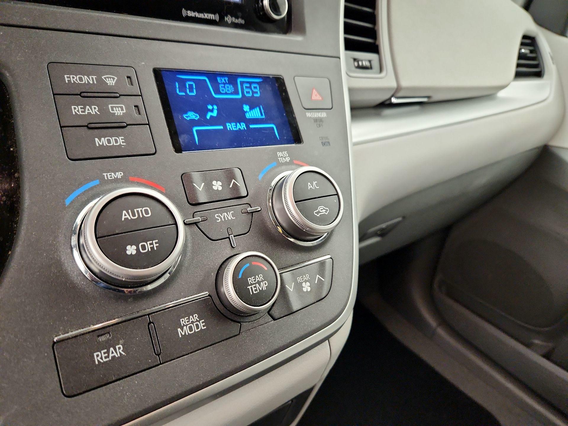 Thumbnail: 2020 Toyota Sienna - 16