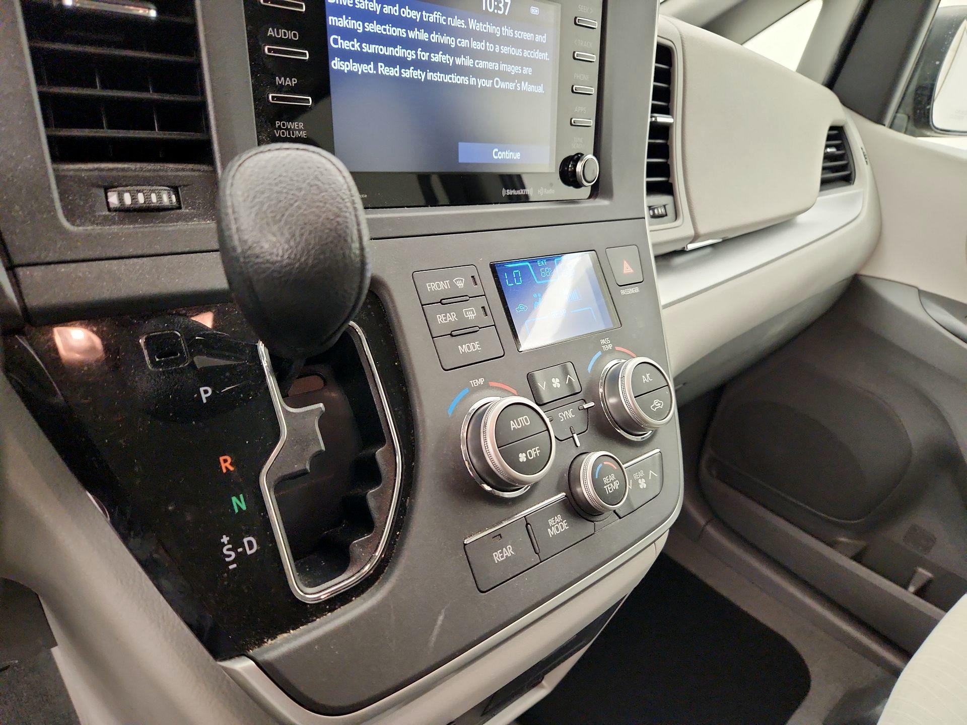 Thumbnail: 2020 Toyota Sienna - 17