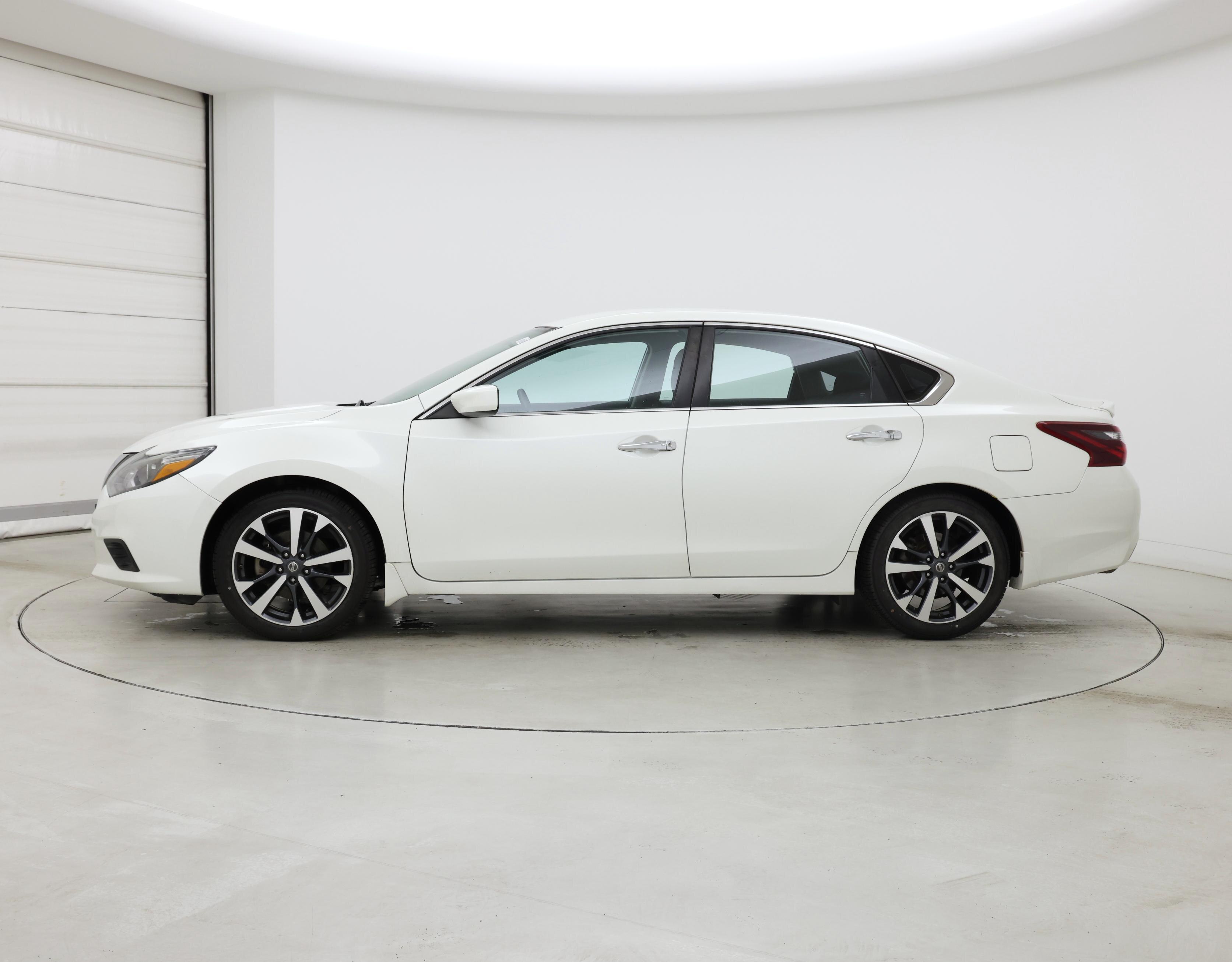 Thumbnail: 2017 Nissan Altima - 3