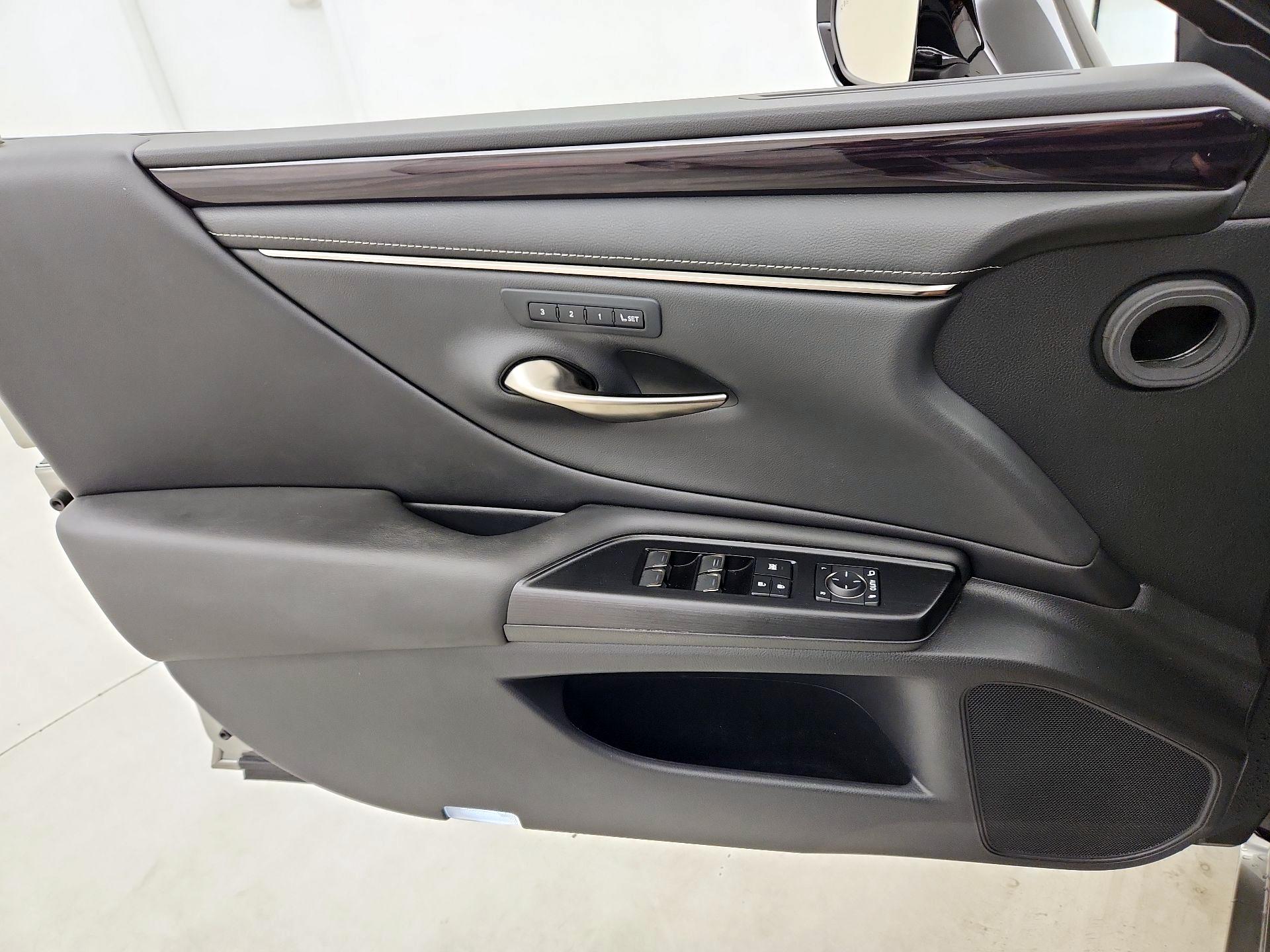 Thumbnail: 2021 Lexus ES - 12