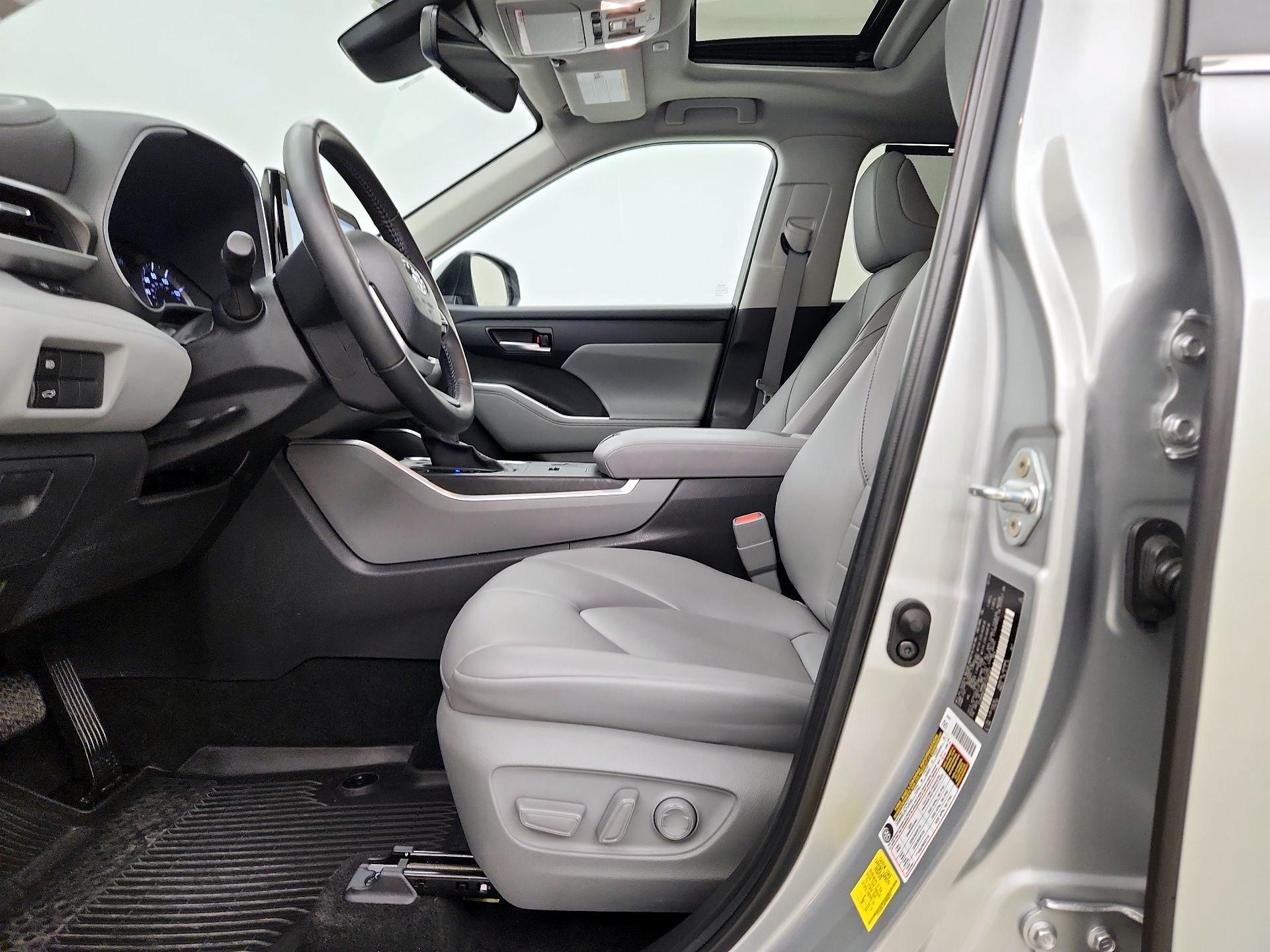 Thumbnail: 2023 Toyota Highlander - 9