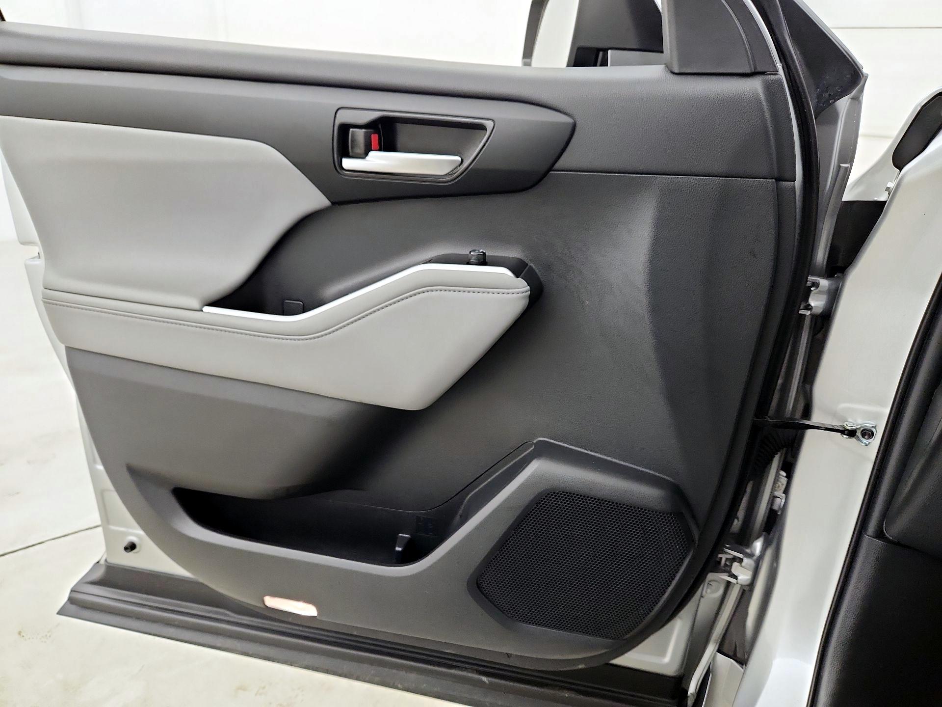 Thumbnail: 2023 Toyota Highlander - 10