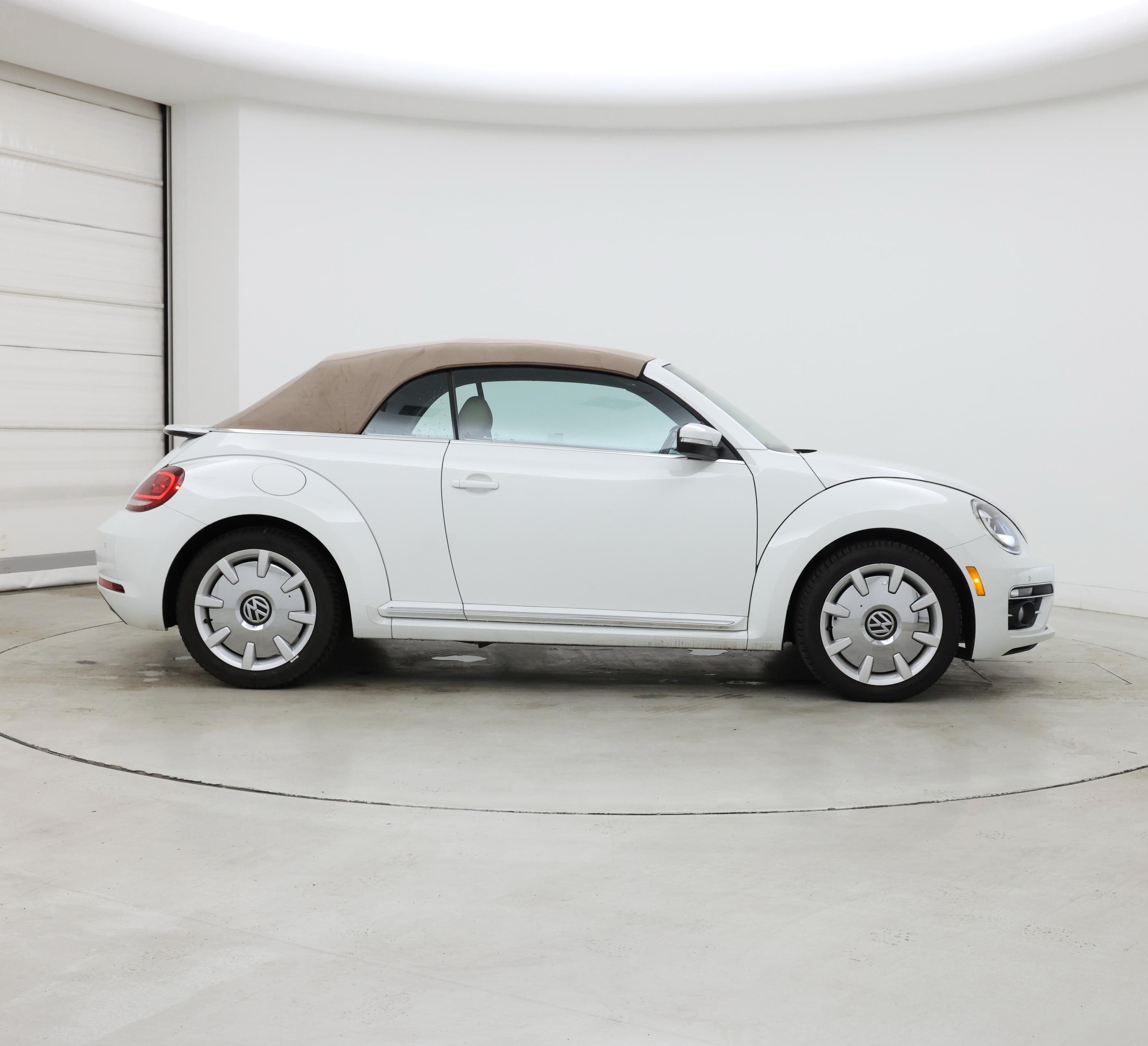 Thumbnail: 2019 Volkswagen Beetle - 7