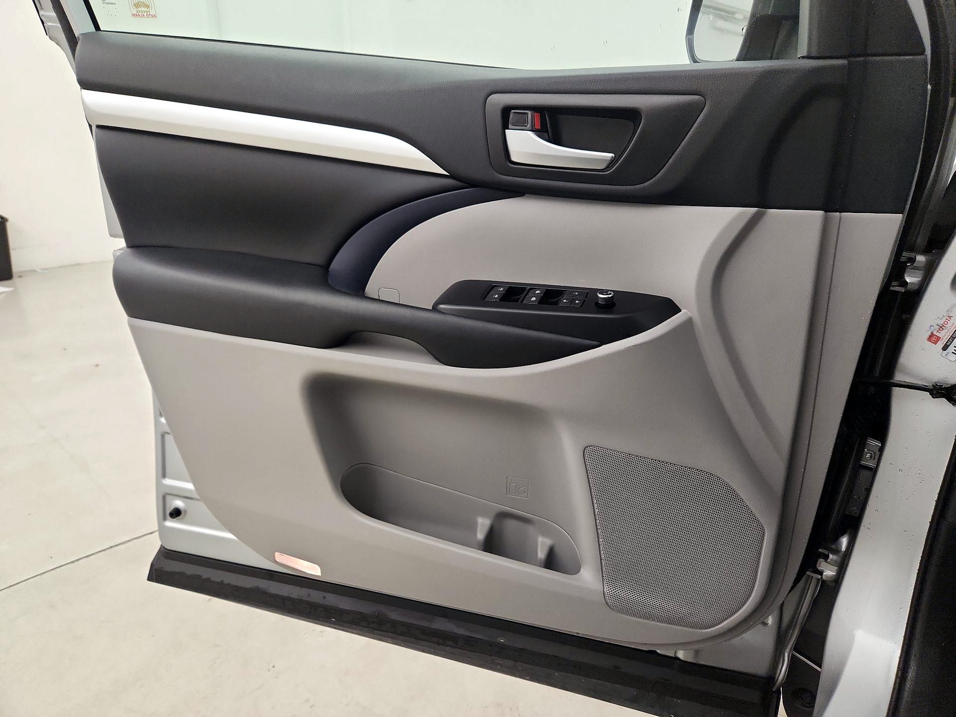 Thumbnail: 2019 Toyota Highlander - 12