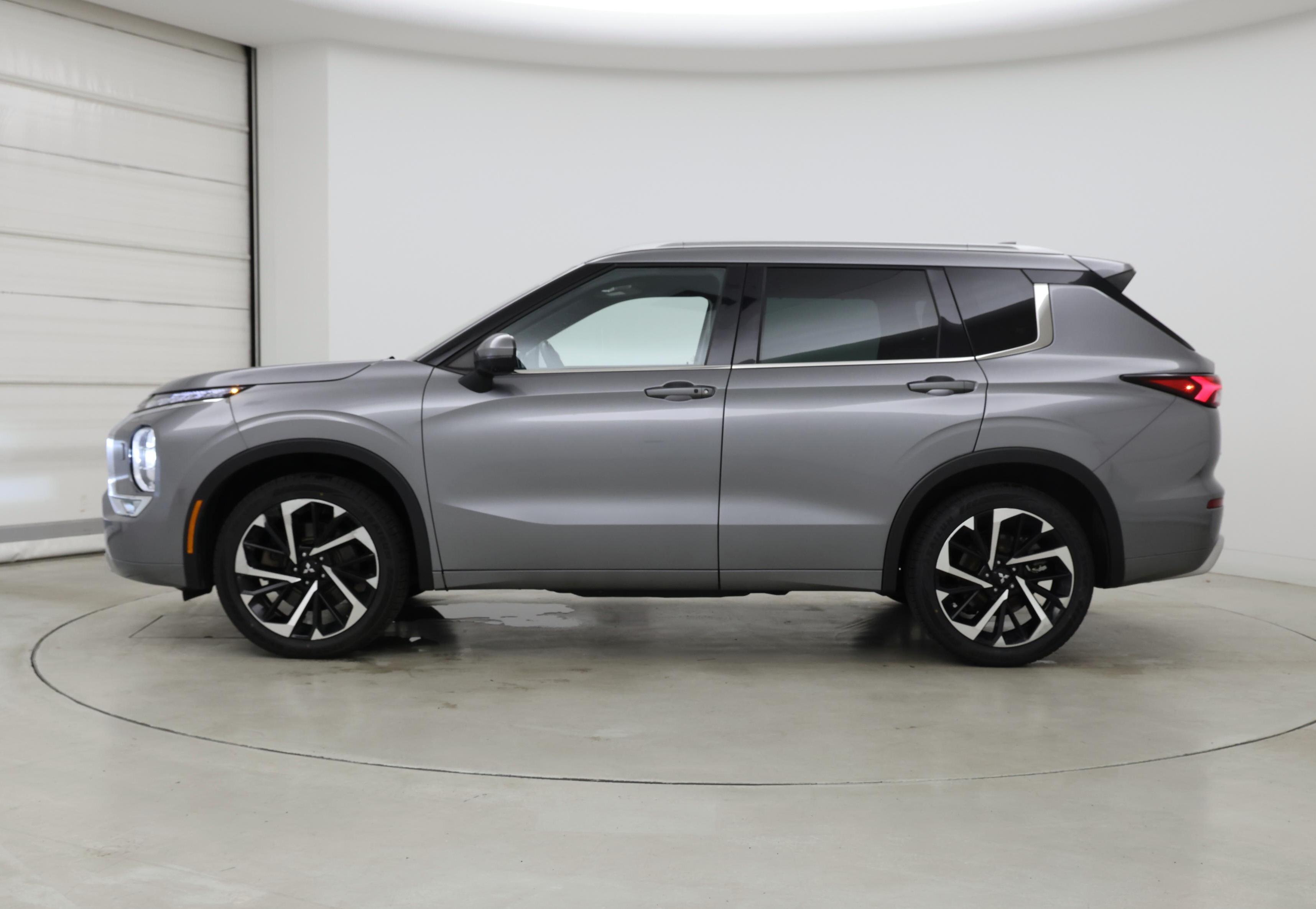 Thumbnail: 2022 Mitsubishi Outlander - 3