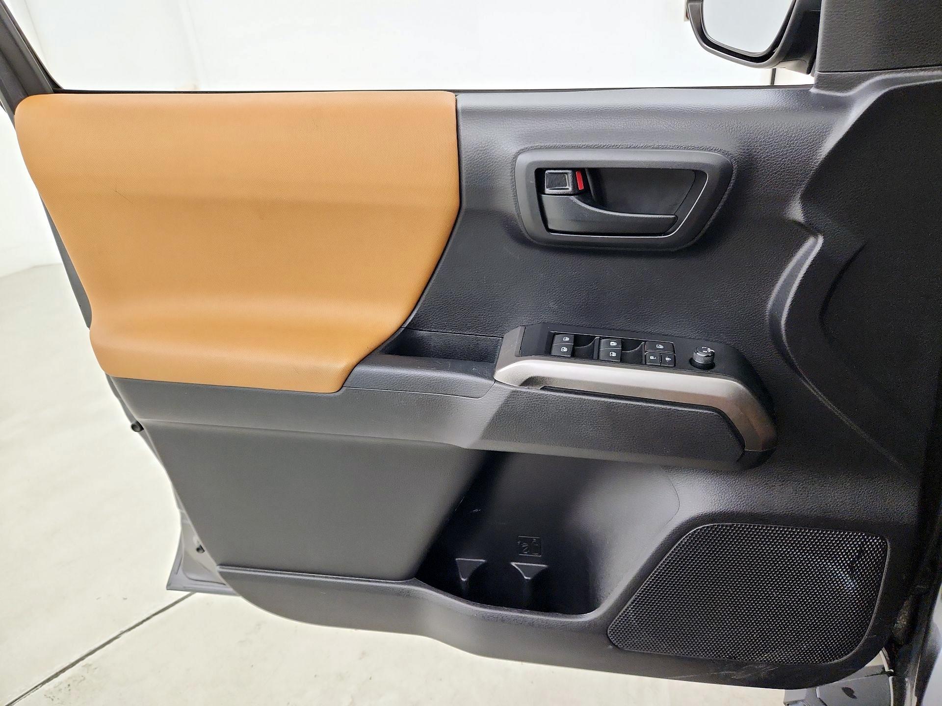 Thumbnail: 2020 Toyota Tacoma - 12
