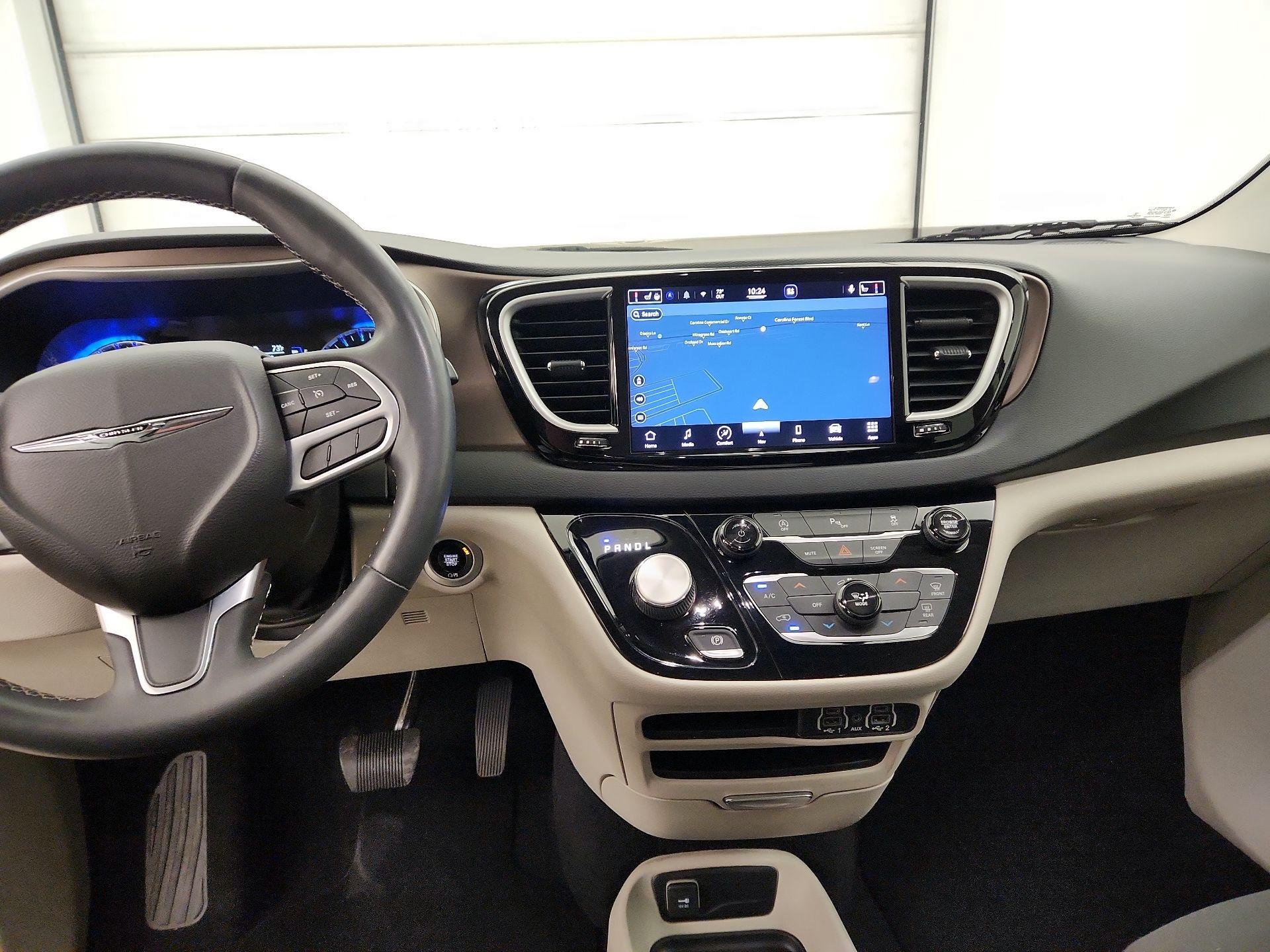 Thumbnail: 2022 Chrysler Voyager - 9