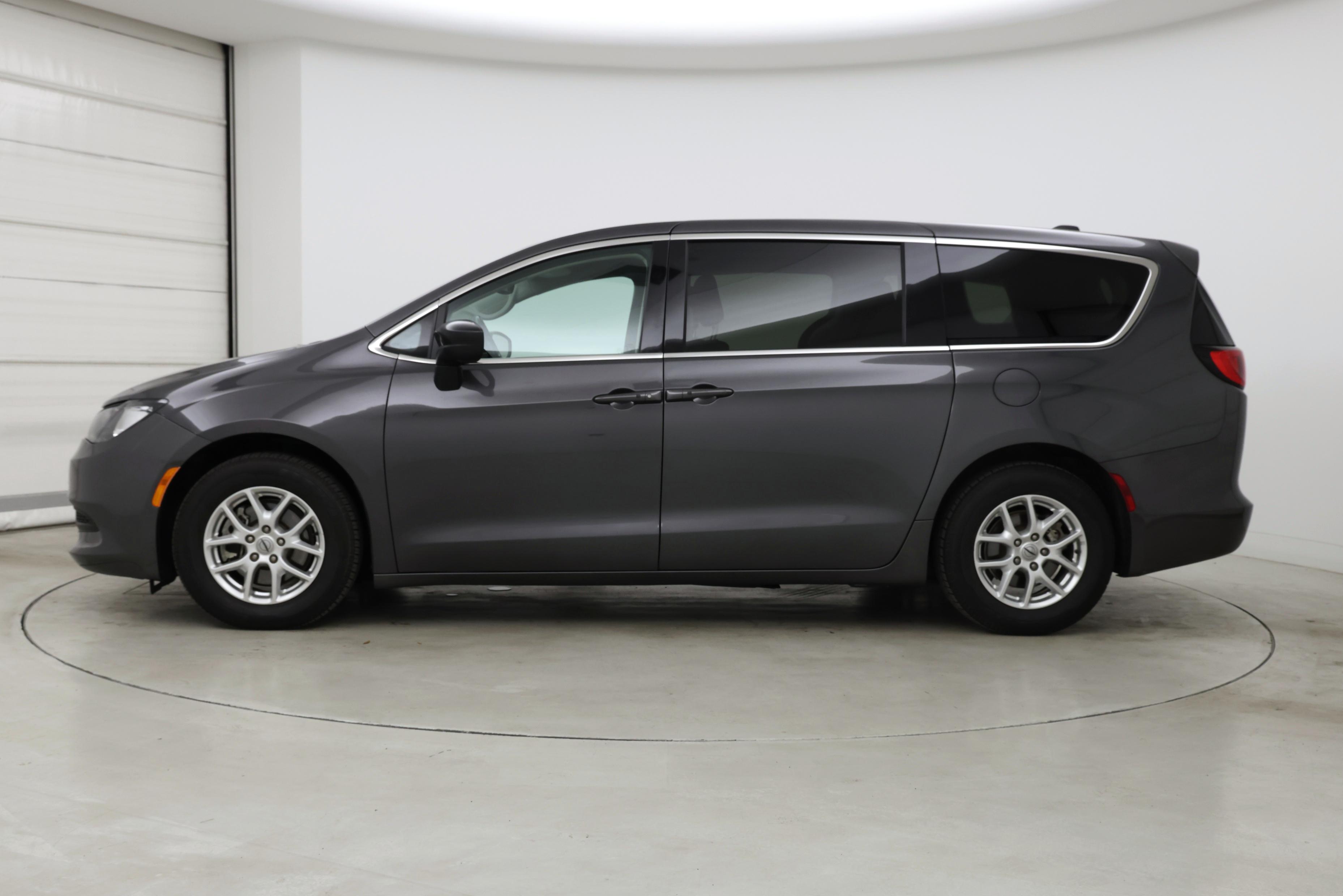 Thumbnail: 2022 Chrysler Voyager - 3