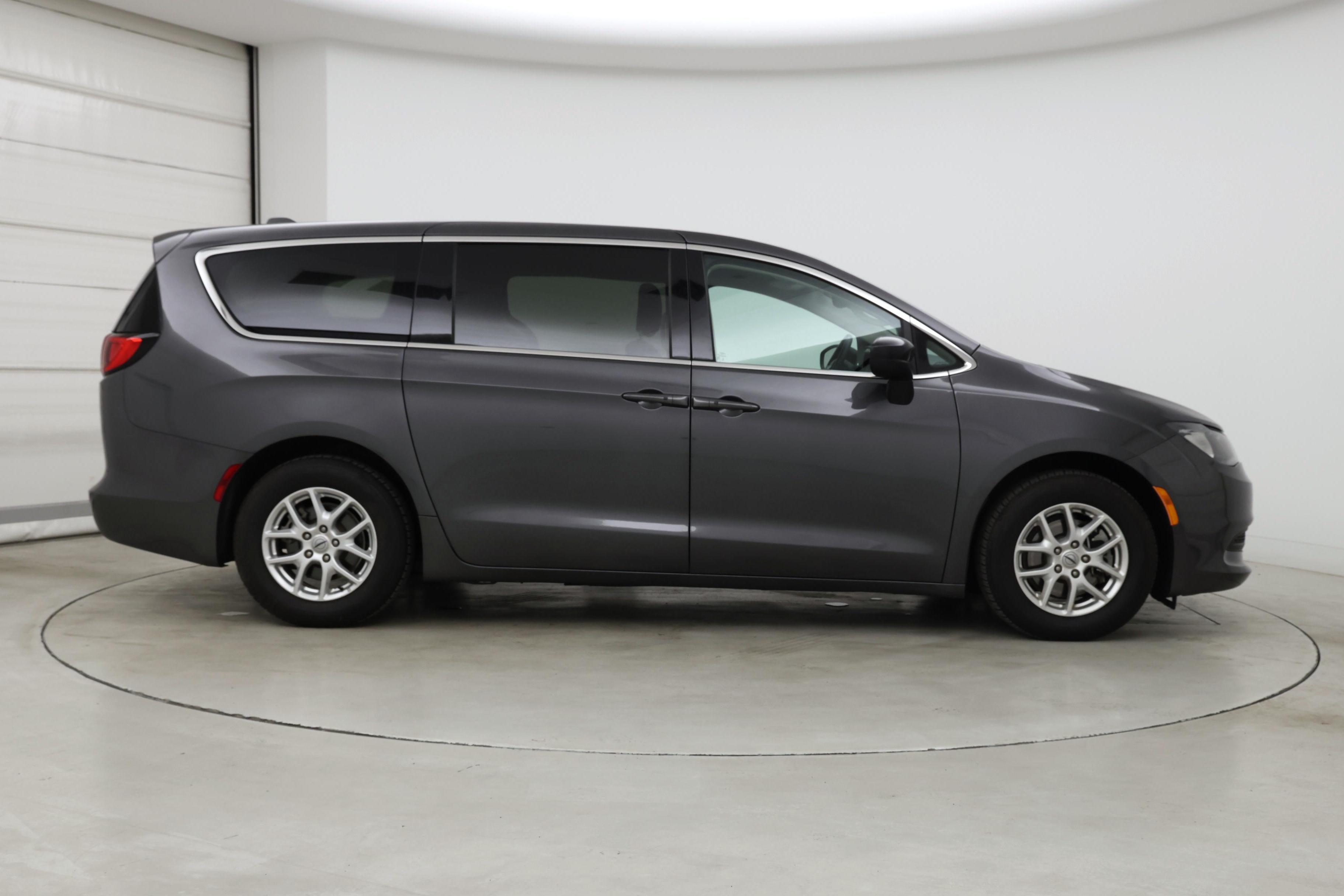 Thumbnail: 2022 Chrysler Voyager - 7
