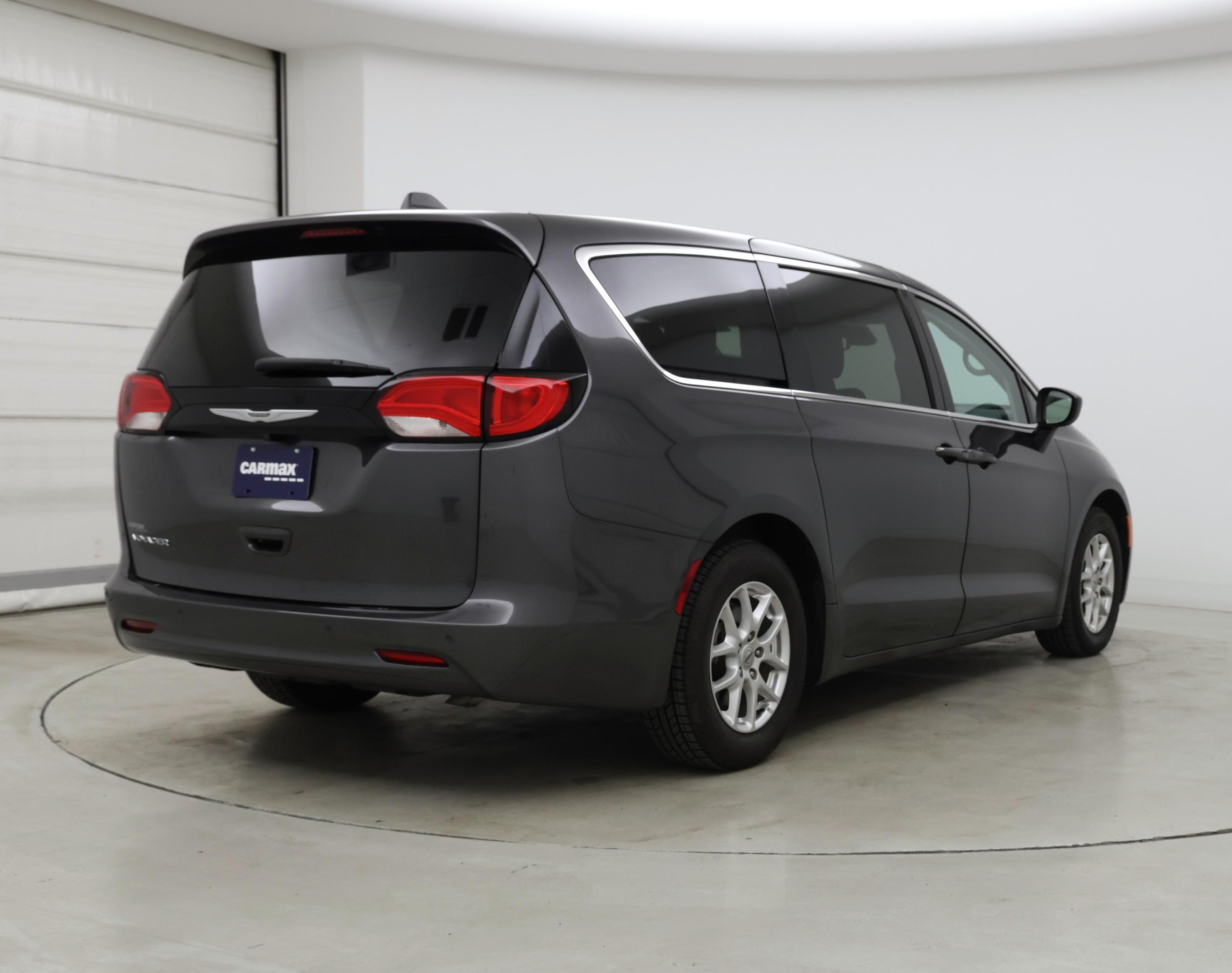 Thumbnail: 2022 Chrysler Voyager - 8