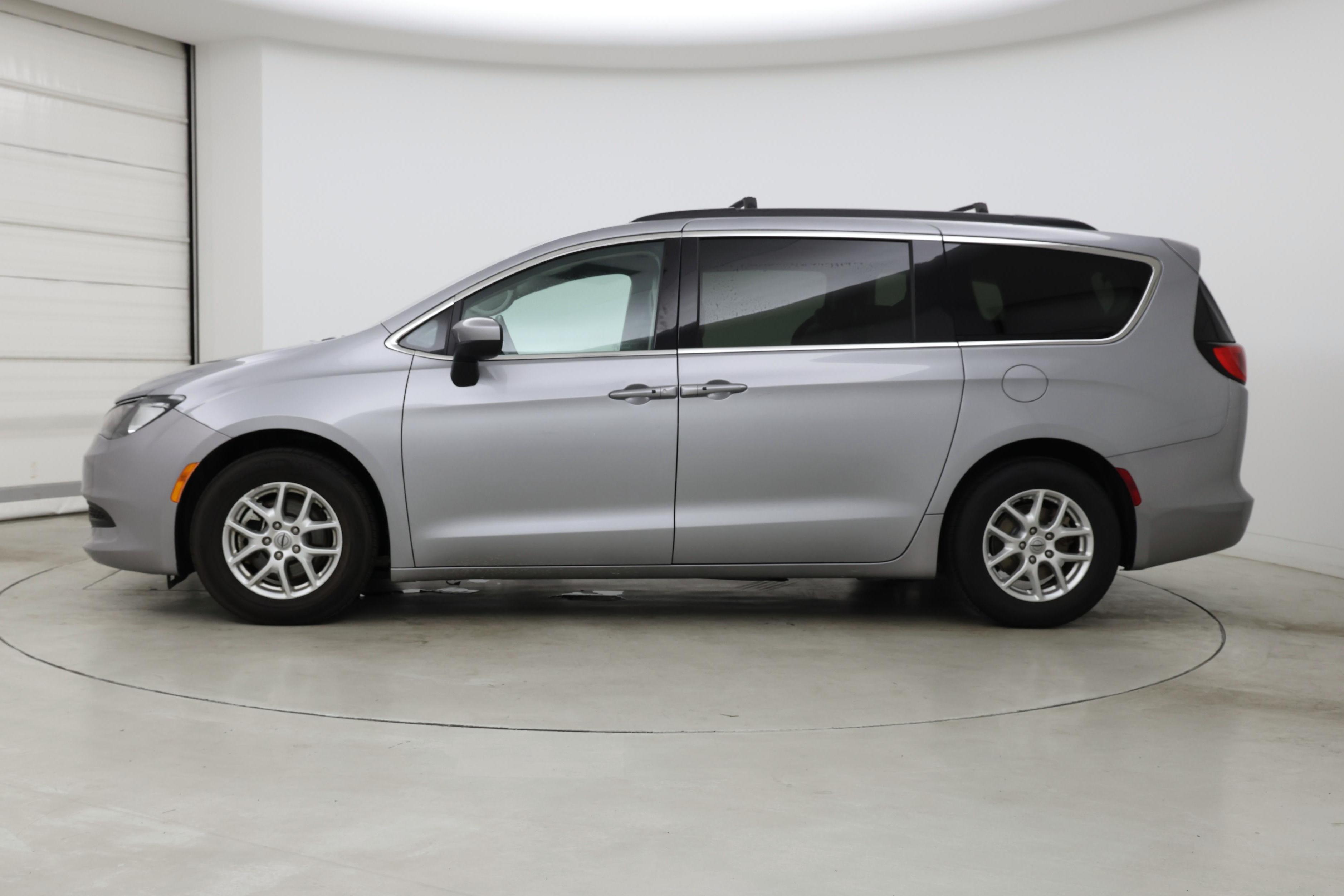 Thumbnail: 2021 Chrysler Voyager - 3