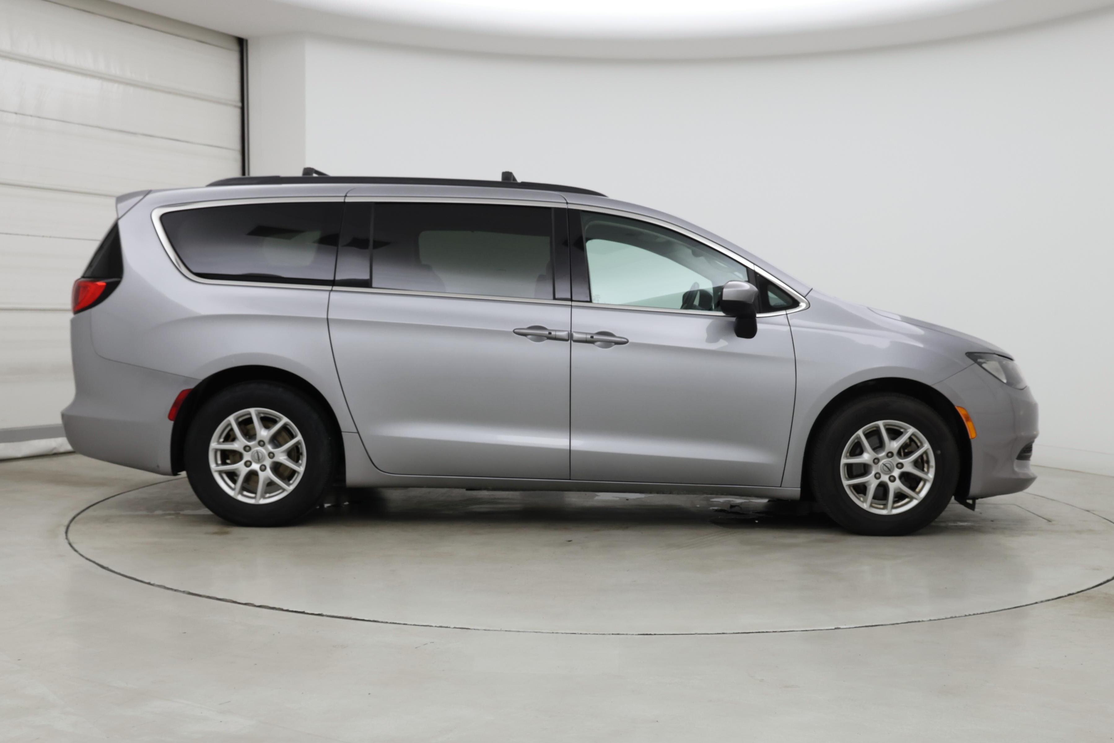 Thumbnail: 2021 Chrysler Voyager - 7