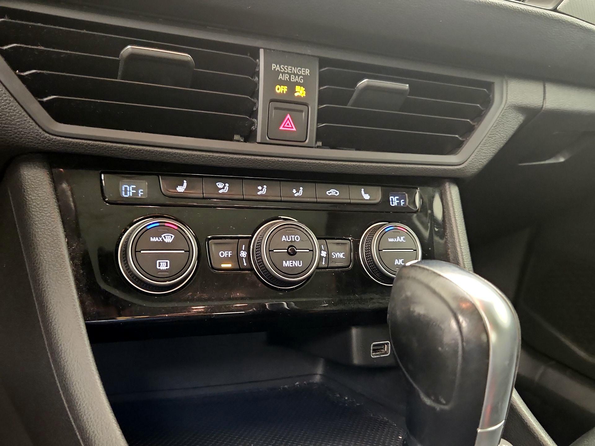 Thumbnail: 2019 Volkswagen Jetta - 16