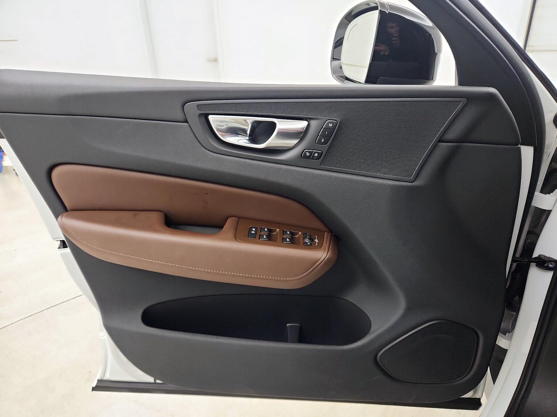 Thumbnail: 2023 Volvo XC60 - 12