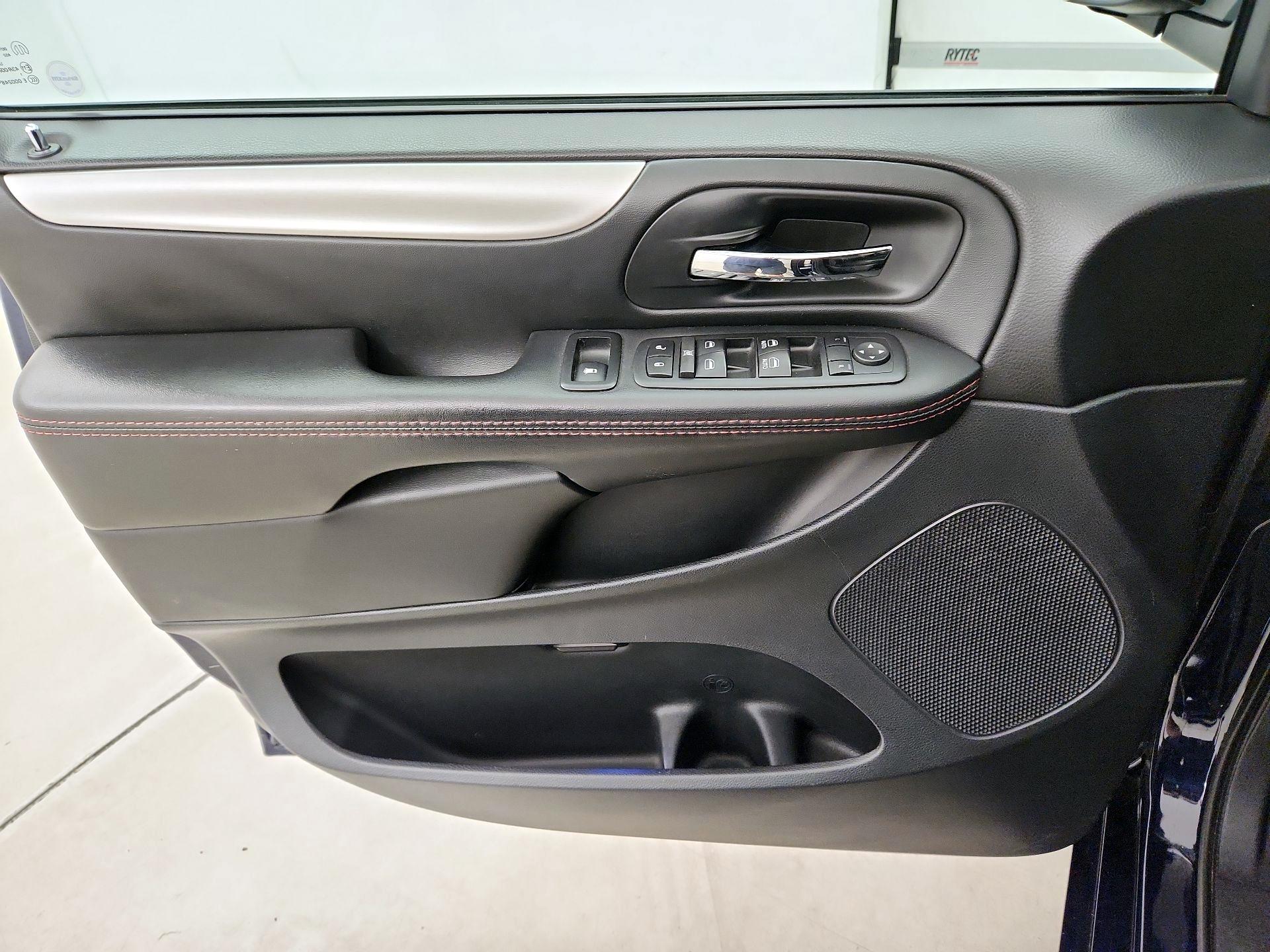 Thumbnail: 2017 Dodge Grand Caravan - 12