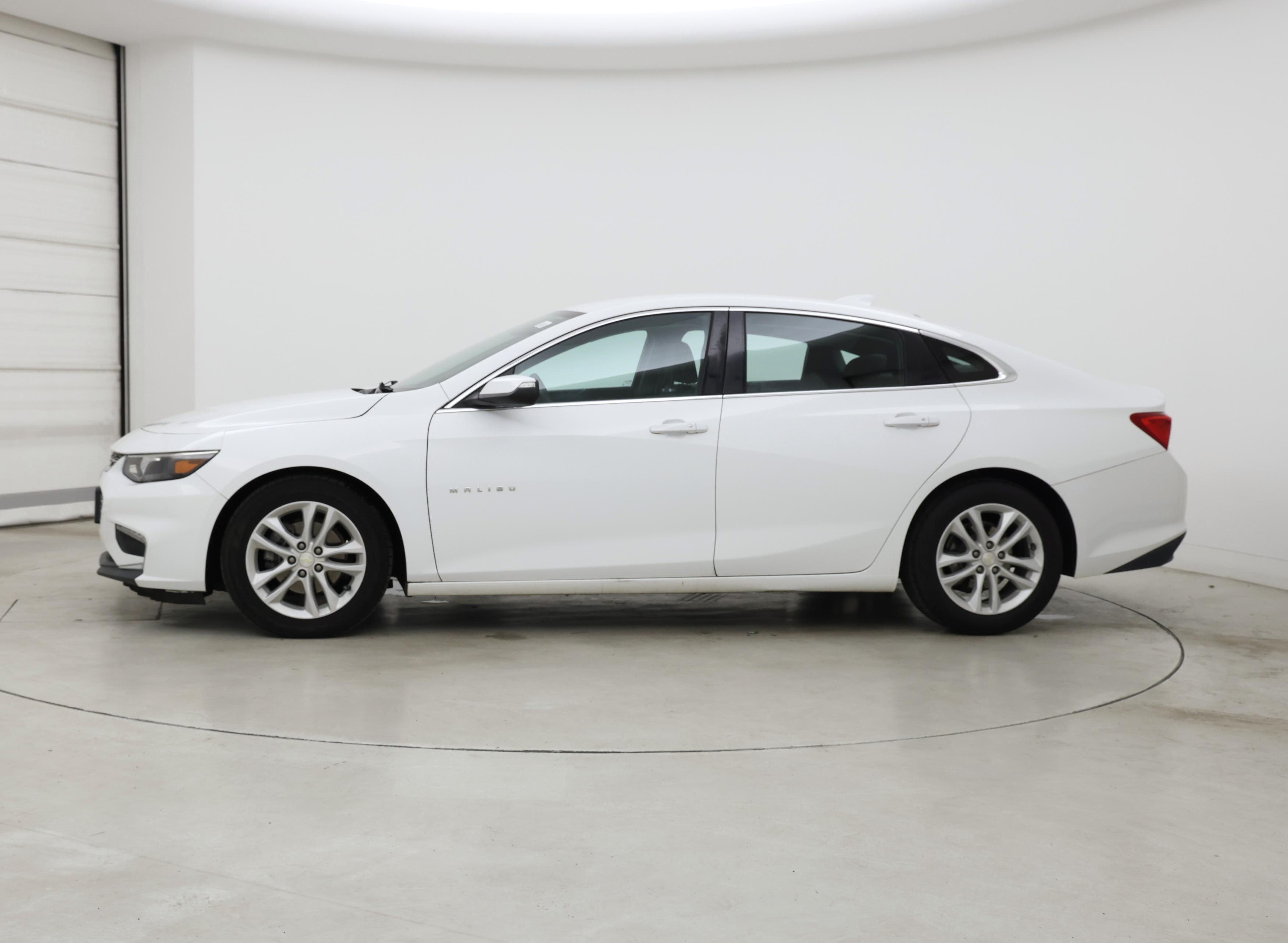Thumbnail: 2017 Chevrolet Malibu - 3