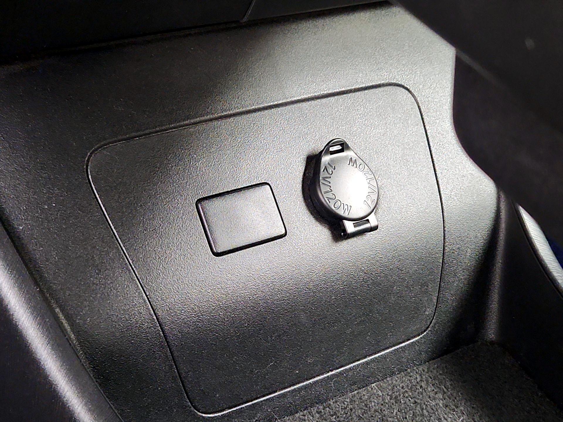 Thumbnail: 2015 Toyota Prius - 18